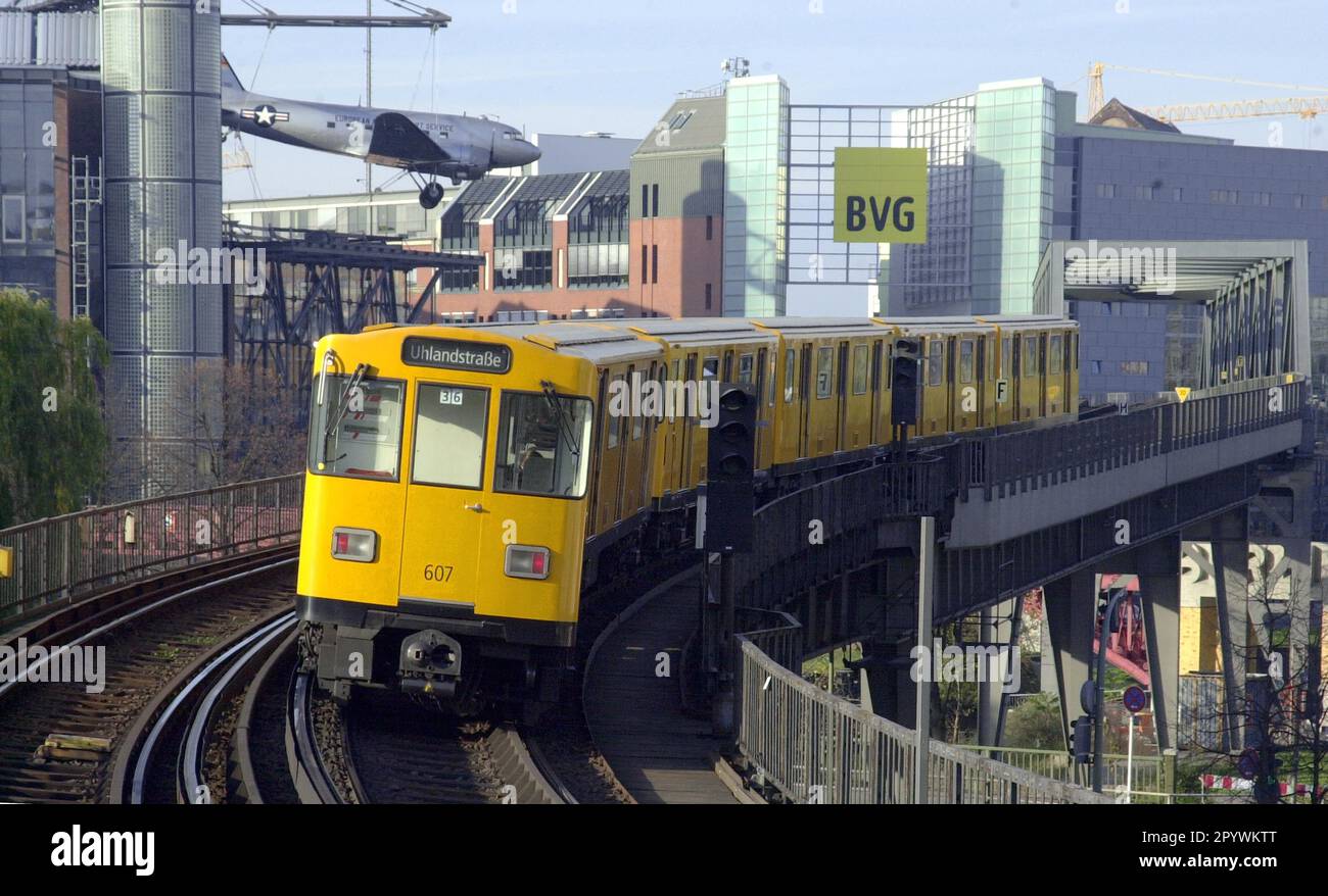 Berlin-Kreuzberg / Verkehr-Schiene/ / 8/2000 chemin de fer surélevé, métro de la ligne 1 à Hallesches Ufer, à gauche: Museum fuer Verkehr und Technik, retour: Gleisdreieck Views [traduction automatique] Banque D'Images