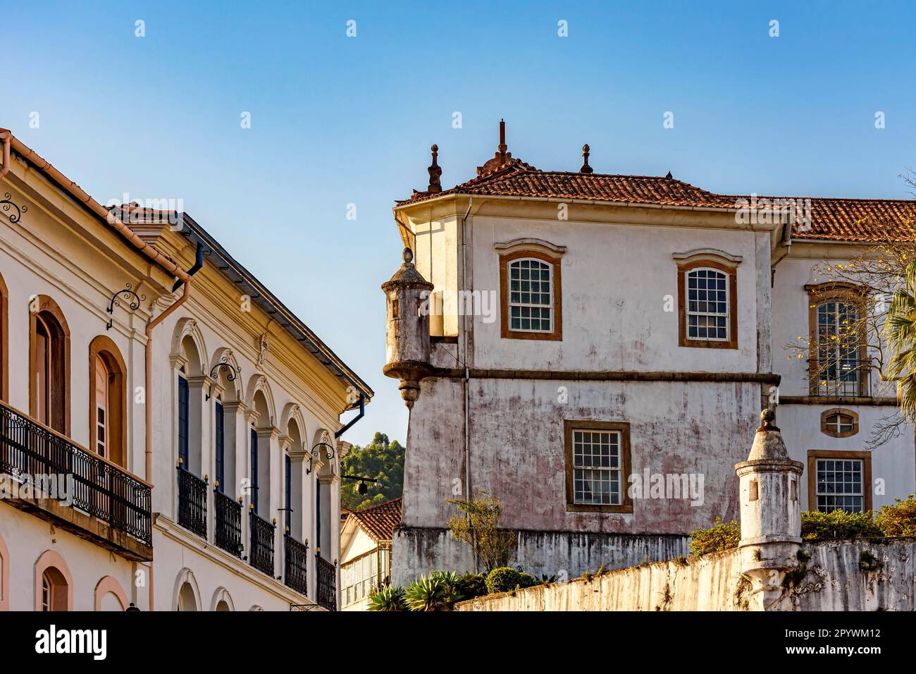 Architecture coloniale typique de l'époque de l'empire dans la ville d'Ouro Preto à Minas Gerais avec beau ciel bleu en arrière-plan, le Brésil Banque D'Images