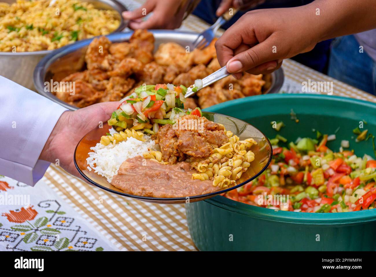 Une cuisine brésilienne simple et traditionnelle servie dans un restaurant populaire pour la population locale à faible revenu., Brésil Banque D'Images