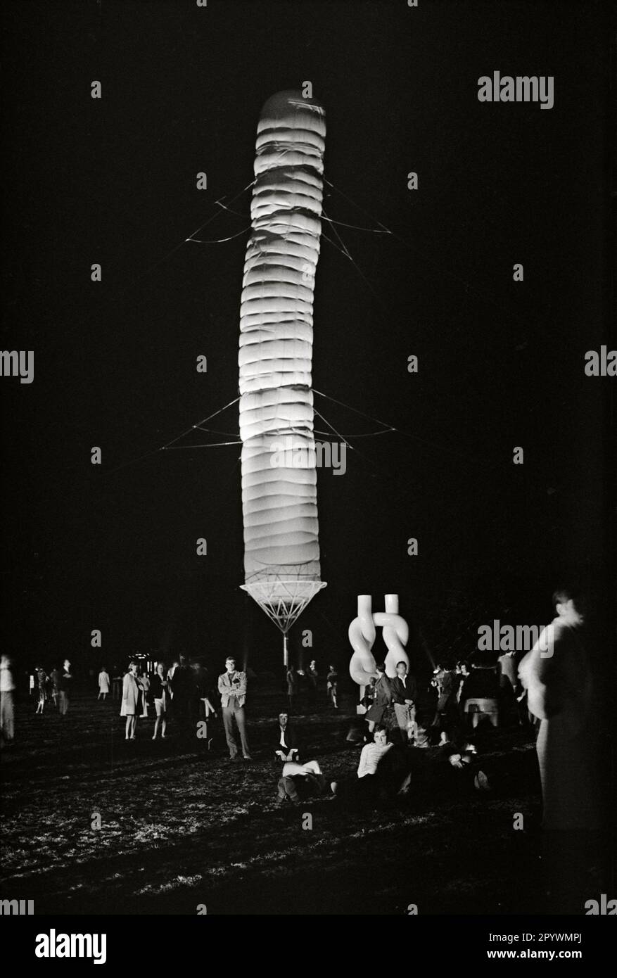 ALLEMAGNE. Kassel. 04. 08. 1968. Visiteurs nocturnes de documenta IV sous Christo et Jeanne-Claudes aménagement paysager „5600 colis de cabines“ à la documenta IV Copyright: Max Scheler/SZ photo. Banque D'Images