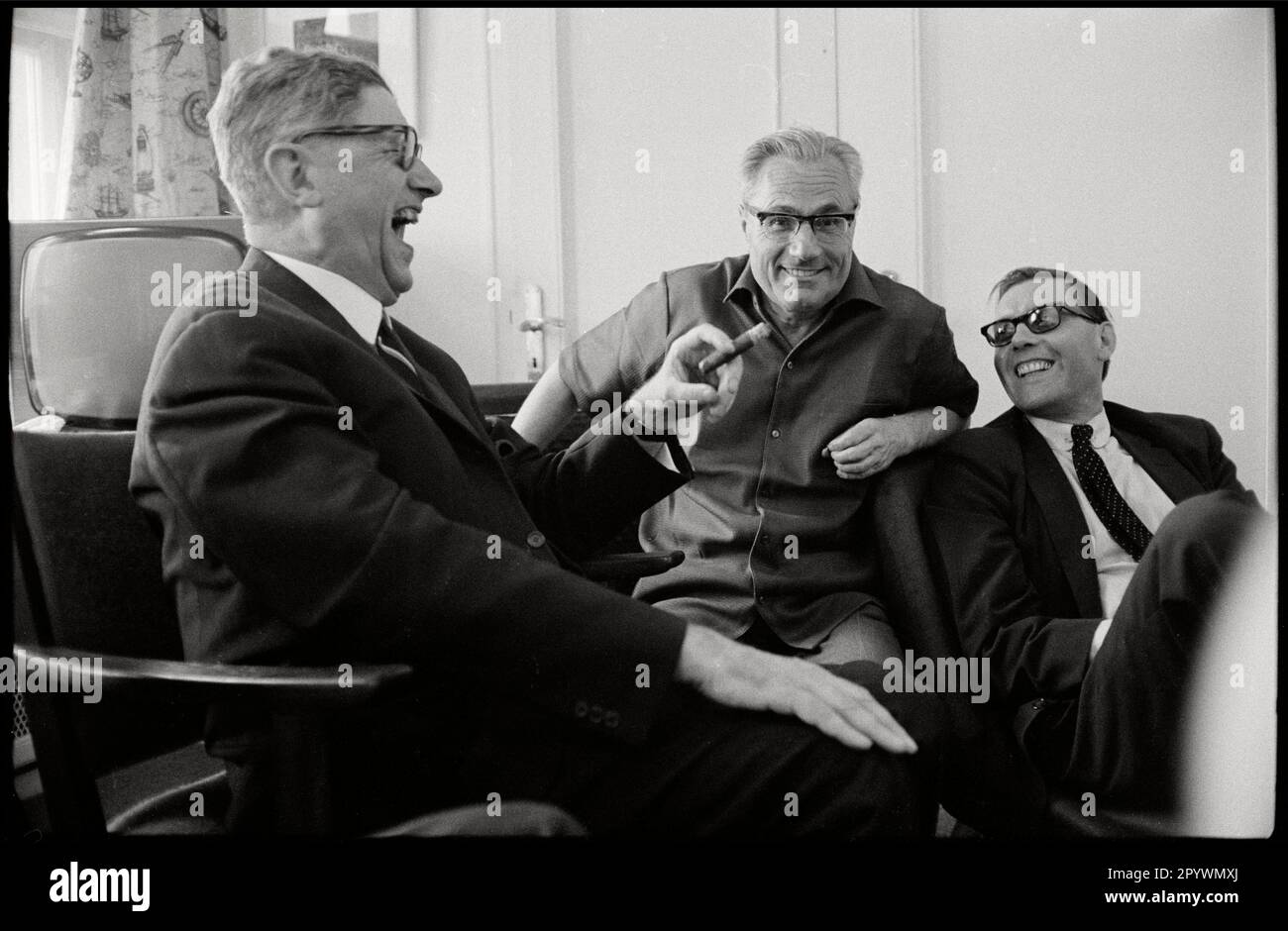 Allemagne. Hambourg. 1964. Le chroniqueur Theodor Rudolf Georg Eschenburg rit avec l'éditeur Gerd Bucerius. Conférence du personnel de rédaction de l'hebdomadaire Die Zeit. M-GE-ZEI-014 Copyright: Max Scheler/SZ photo. Banque D'Images