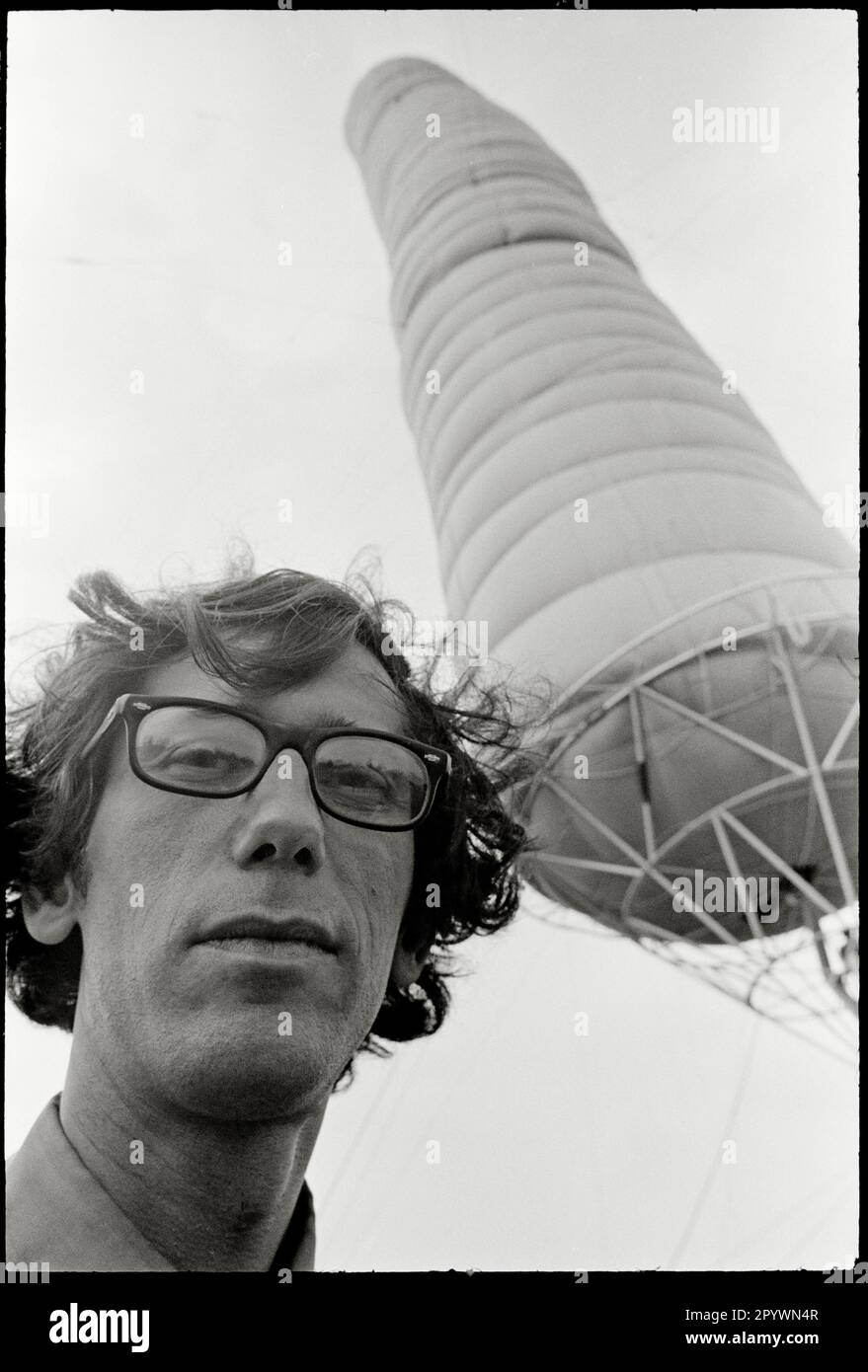 ALLEMAGNE. Kassel. 04. 08. 1968. Artiste bulgare Christo (Christo Vladimirov Javacheff) à la documenta IV avec son installation de paysage „5600 paquet de cabine“ Copyright Notice: Max Scheler/SZ photo. Banque D'Images