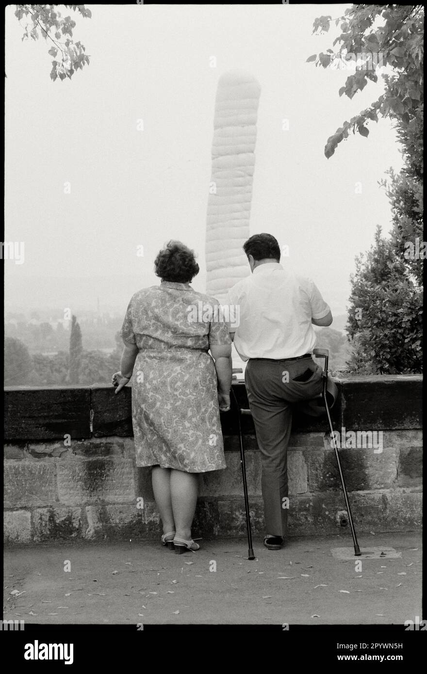 ALLEMAGNE. Kassel. 04. 08. 1968. Couple regardant Christo et Jeanne-Claudes aménagement paysager du paquet de 5600 armoires à la documenta IV Copyright: Max Scheler/SZ photo. Banque D'Images