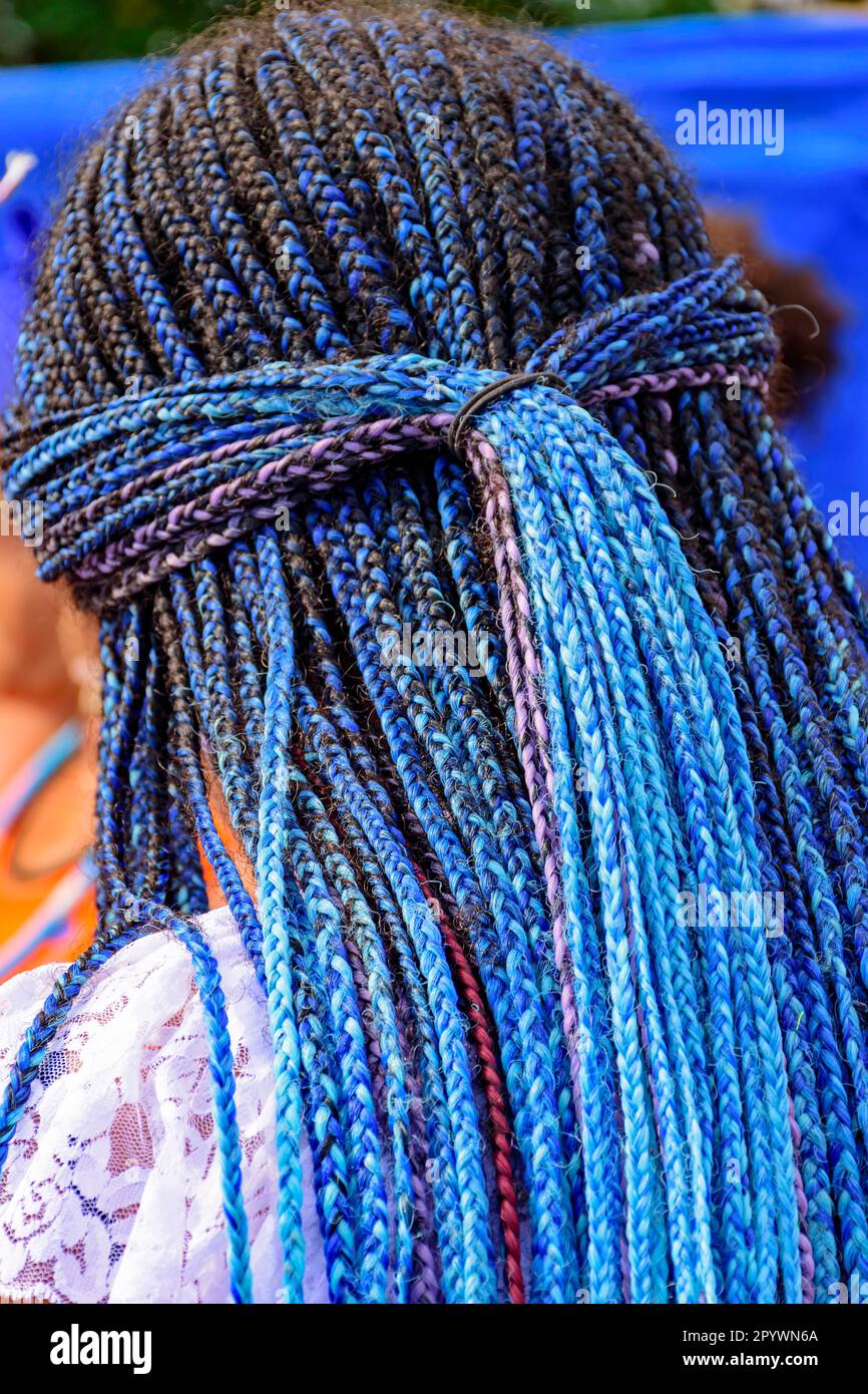 Longues tresses bleues portées par un membre d'une association carnavaval à Rio de Janeiro pour présentation, Rio de Janeiro, Rio de Janeiro, Brésil Banque D'Images