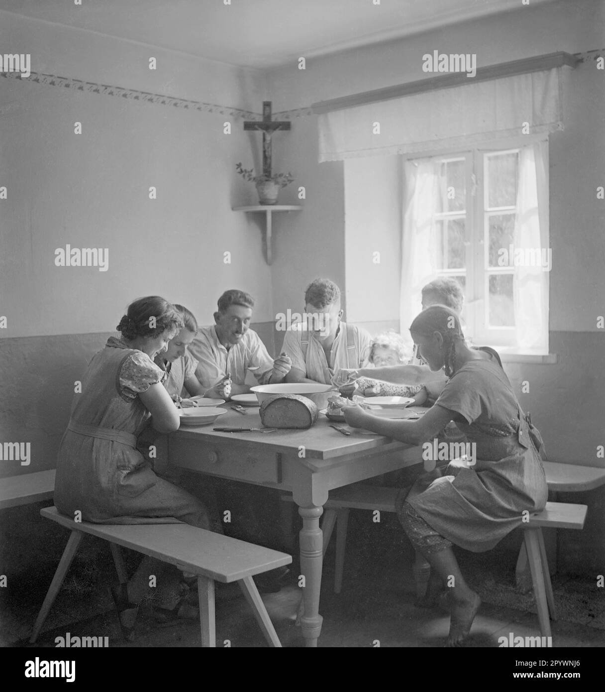 Une famille paysanne en Styrie à la table sous l'autel familial. Banque D'Images