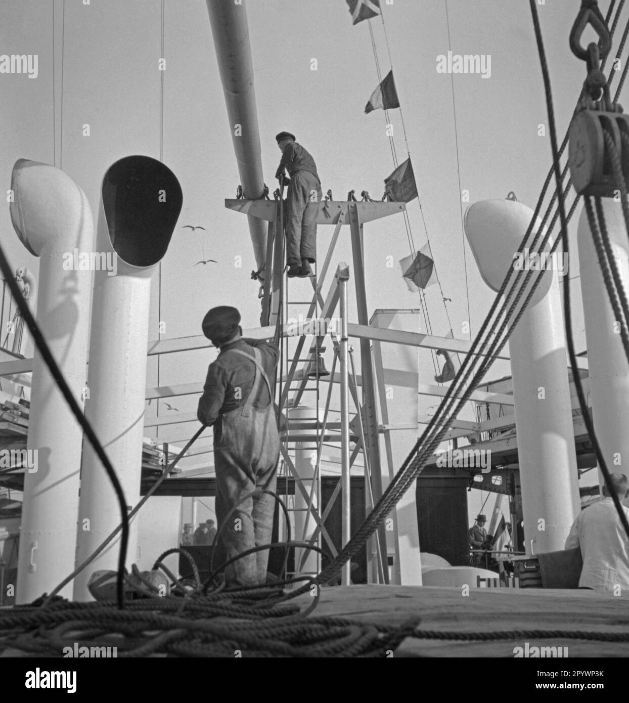 Les marins fixent des cordes sur le pont d'un navire. Banque D'Images