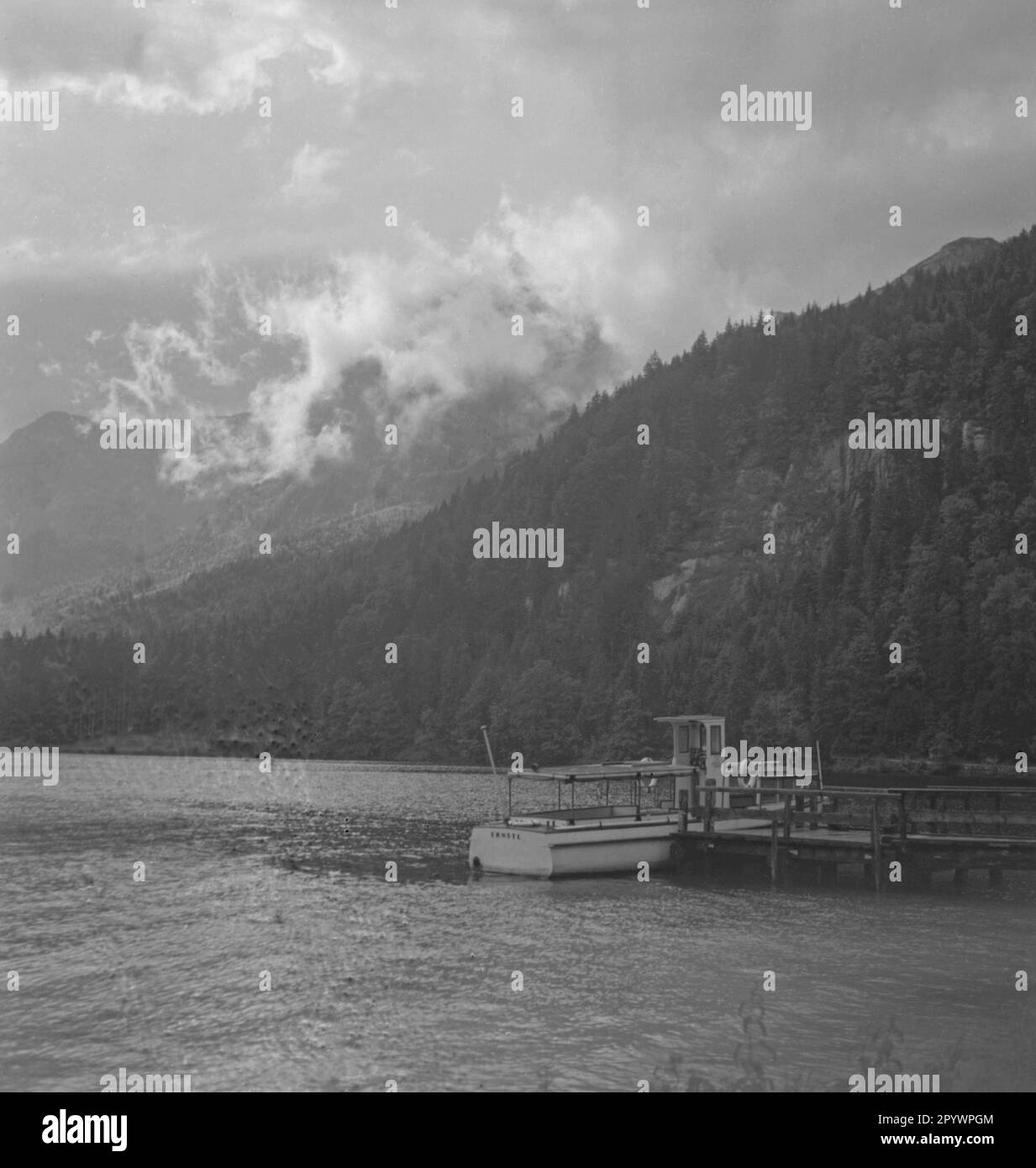 Bateau sur un lac dans le Salzkammergut en Autriche. Photo non datée d'environ 1935. Banque D'Images