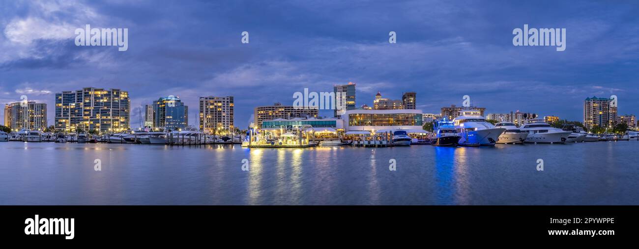 Vue sur la ville depuis Bayfront Park au-dessus de Sarasota Bay la nuit à Sarasota Floride Etats-Unis Banque D'Images