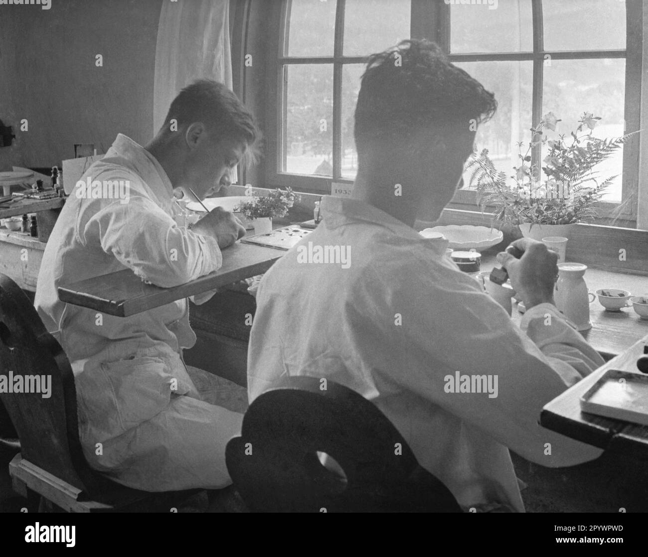 Des hommes peignent de la porcelaine dans une usine de porcelaine de Berchtesgadener Land. Photo non datée d'environ 1935. Banque D'Images