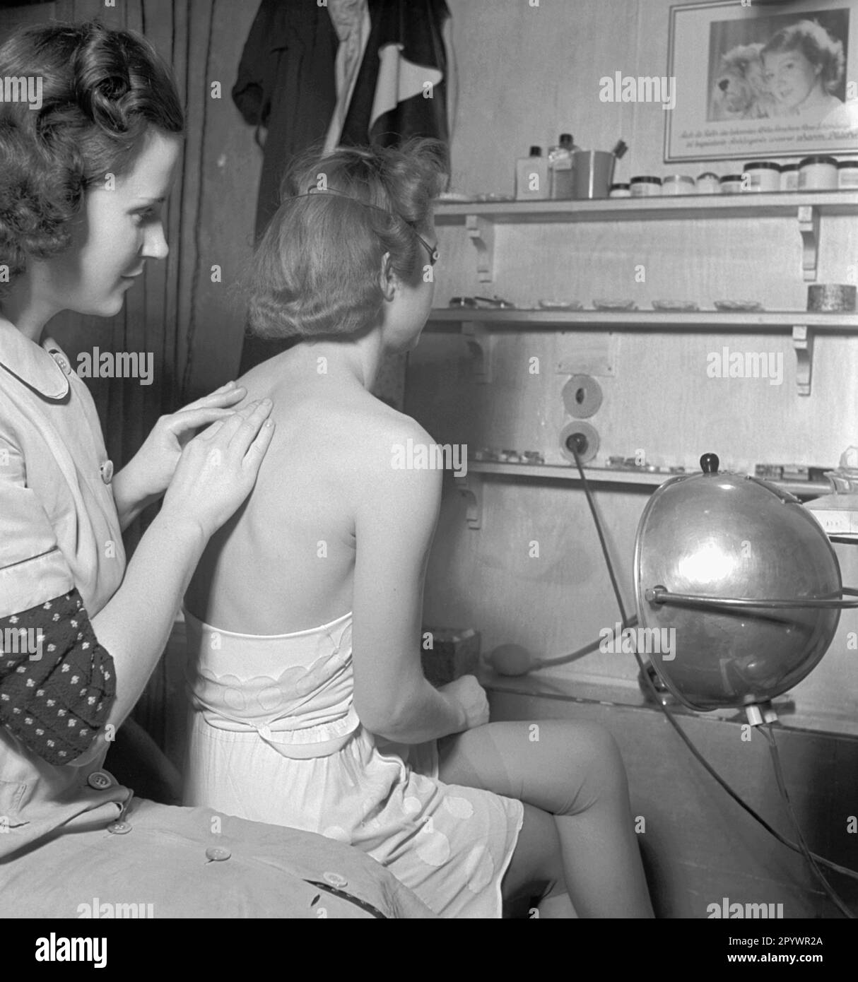 Une esthéticienne moque le dos de son client. Feu de soleil/feu de chauffage droit A. Banque D'Images