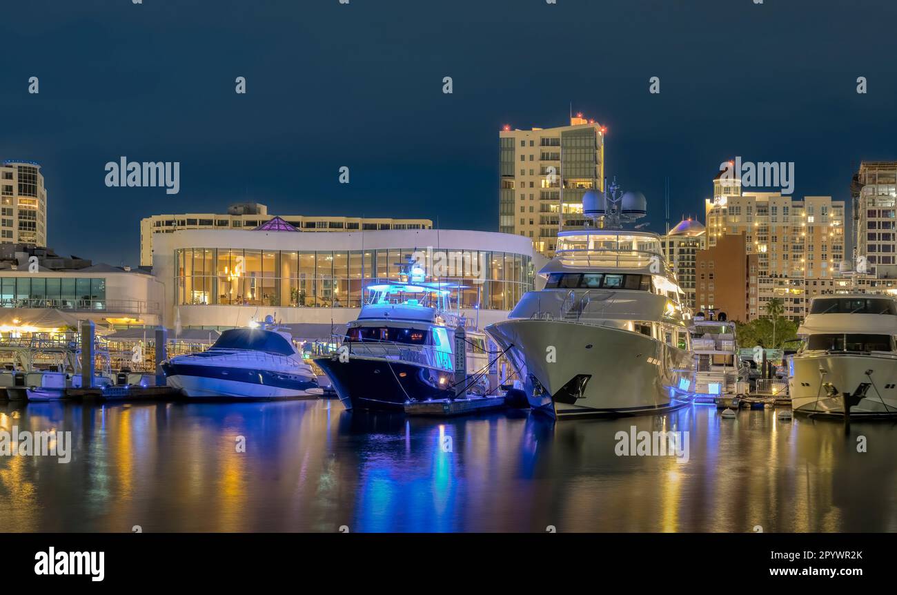 Bâtiments en bord de mer et bateaux la nuit à Sarasota Floride Etats-Unis Banque D'Images