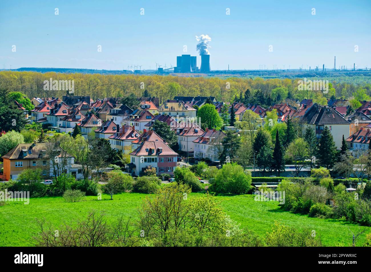 Immobilier, centrale au charbon Lippendorf dans le dos, Leipzig, Saxe, Allemagne Banque D'Images