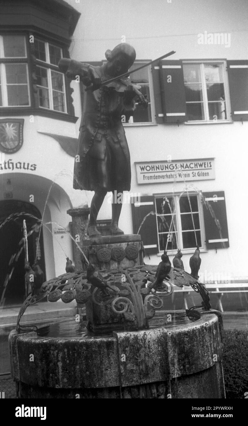 Mozartbrunnen devant l'hôtel de ville de Saint Gilgen à Salzkammergut à Salzbourg. Photo non datée, probablement de 1938. Banque D'Images