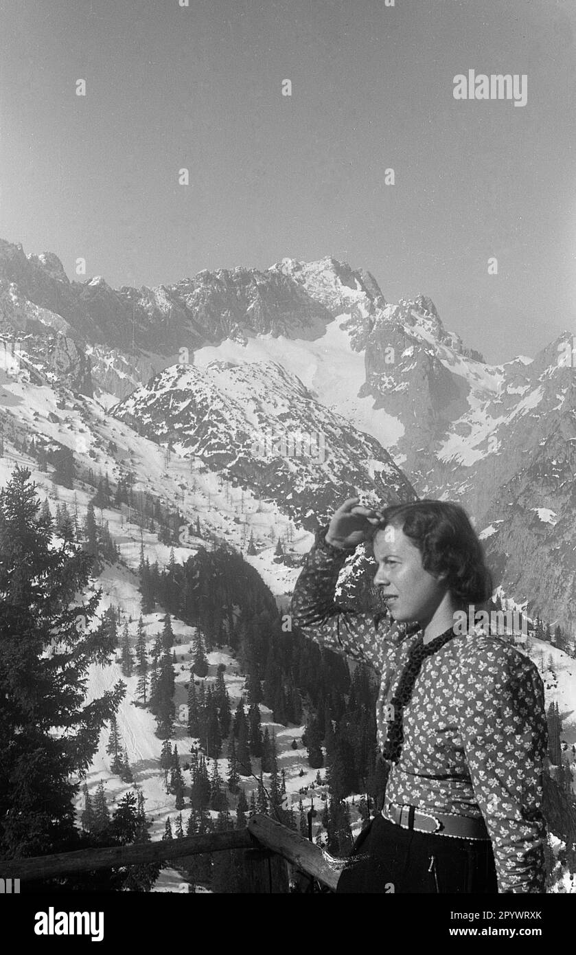 Une jeune femme profite du soleil dans les Alpes autrichiennes. Photo non datée, probablement de 1938. Banque D'Images