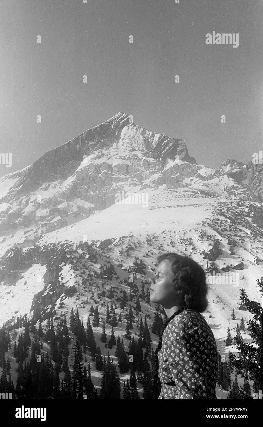 Une jeune femme profite du soleil dans les Alpes autrichiennes. Photo non datée, probablement de 1938. Banque D'Images