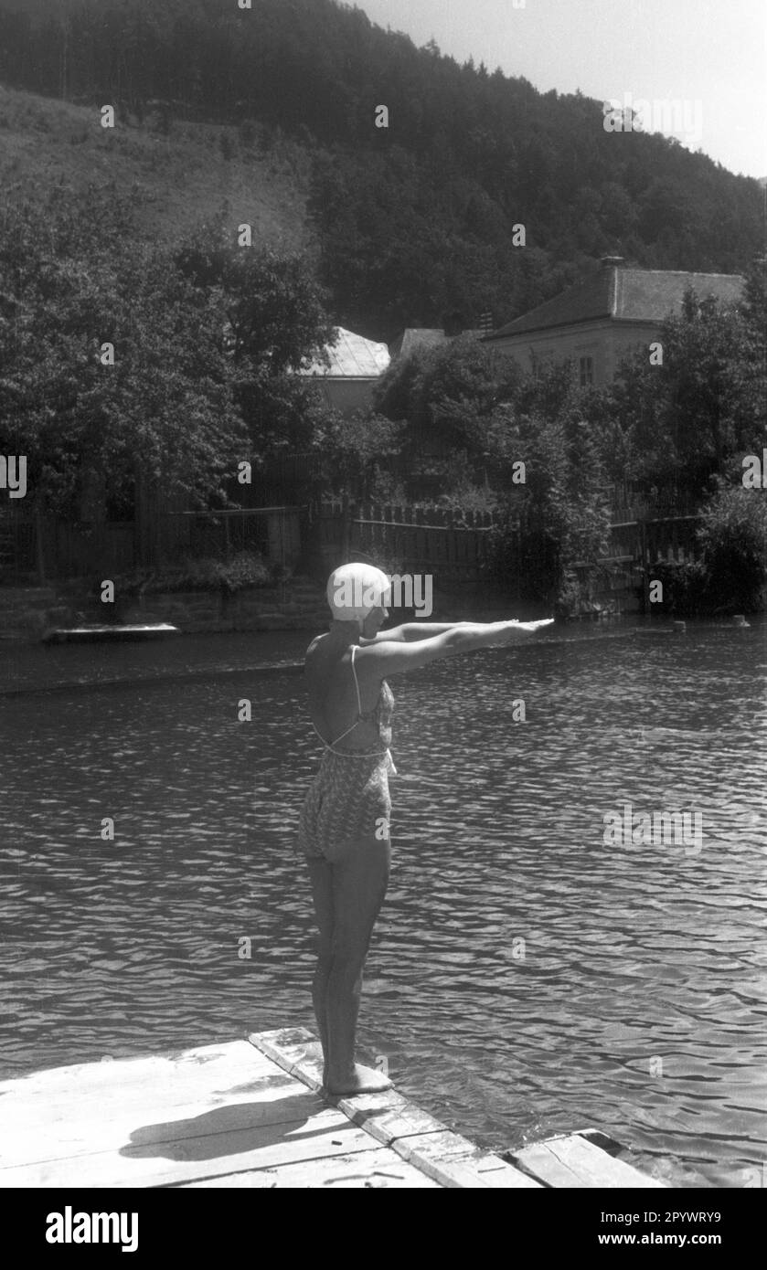 Un nageur se dresse sur une passerelle d'un lac autrichien. Photo non datée, probablement de 1938. Banque D'Images