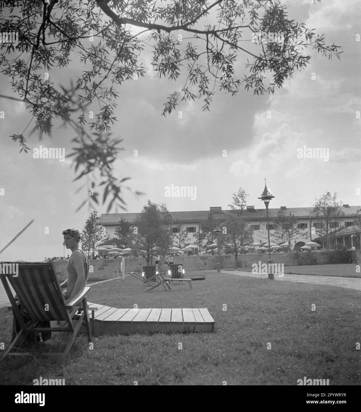 La zone de service du Reichsautobahn a été ouverte en 1938. Aujourd'hui, l'établissement est utilisé comme clinique et est situé sur l'autoroute A8 Munich-Salzbourg. [traduction automatique] Banque D'Images