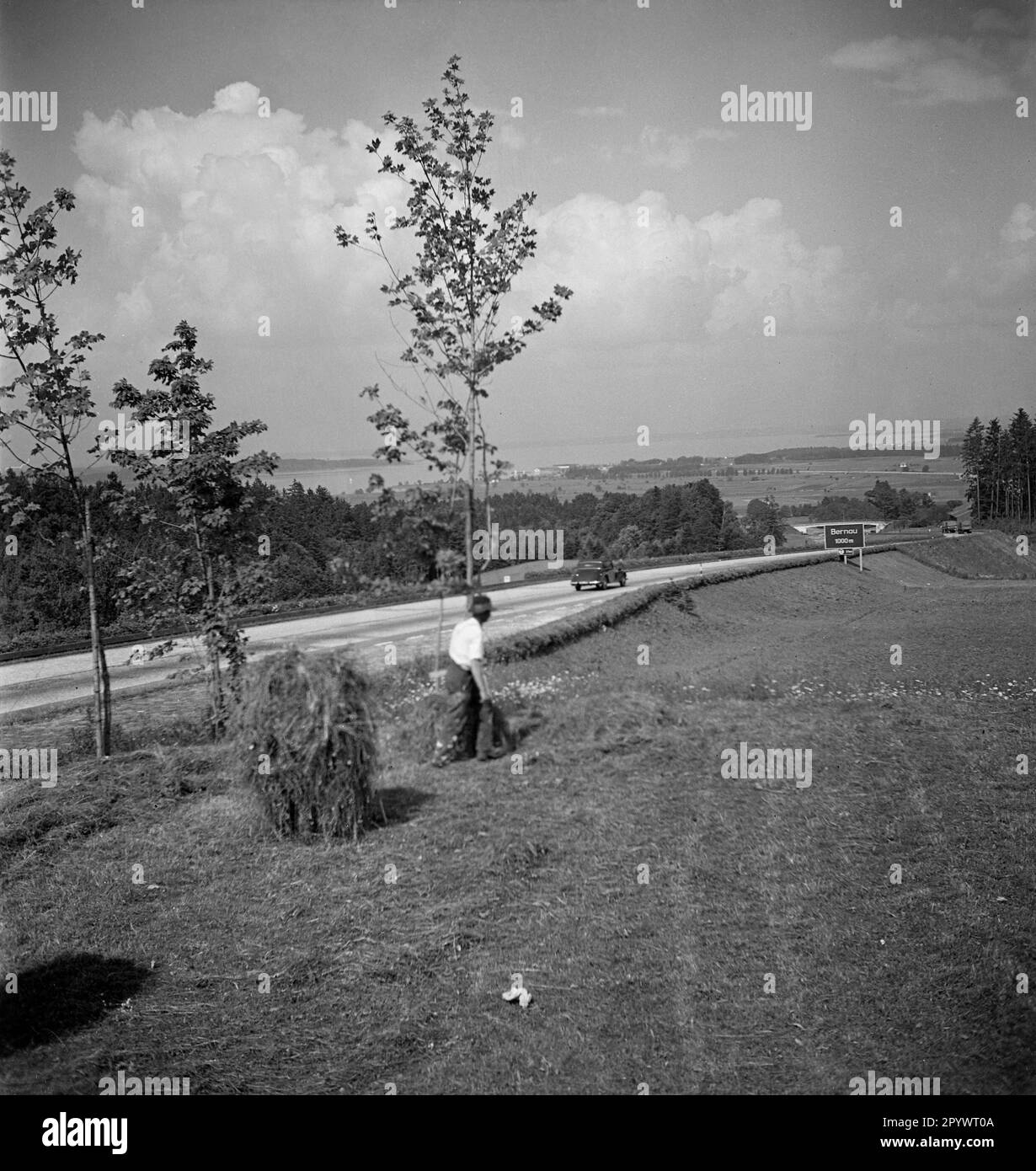 L'autoroute fédérale A8 Munich-Salzbourg a été achevée en 1936. La photo montre un agriculteur et la femme d'un agriculteur travaillant dans les champs. [traduction automatique] Banque D'Images