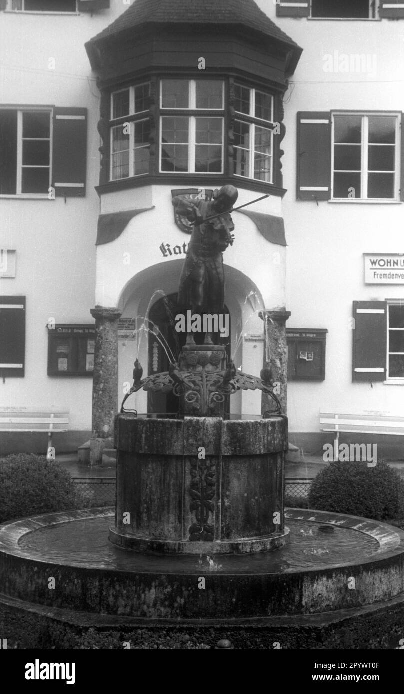 Mozartbrunnen devant l'hôtel de ville de Saint Gilgen à Salzkammergut à Salzbourg. Photo non datée, probablement de 1938. Banque D'Images