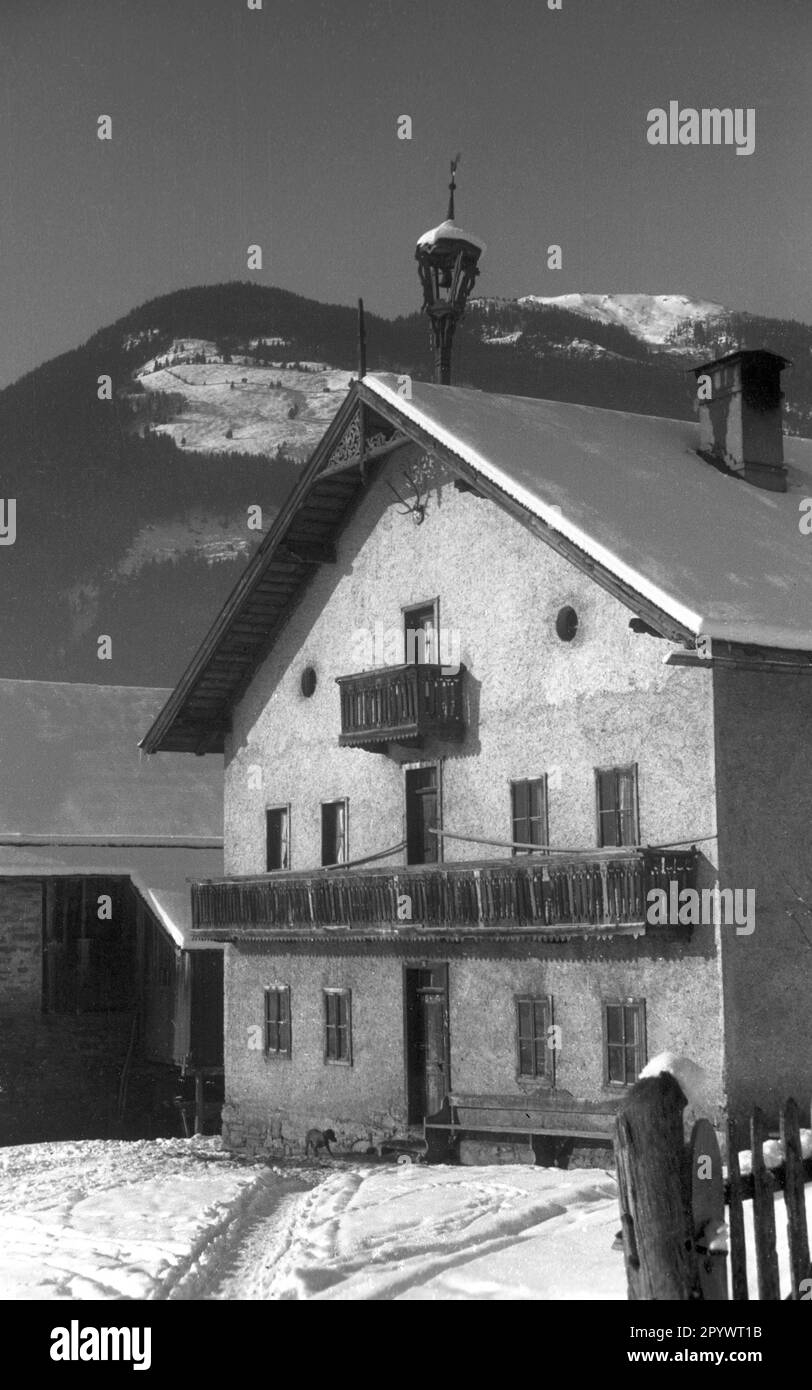 Ferme dans le centre de Saint Johann im Pongau, à côté d'une grange. En arrière-plan, l'une des montagnes enneigées environnantes. Photo non datée, probablement à l'hiver 1938/39. Banque D'Images