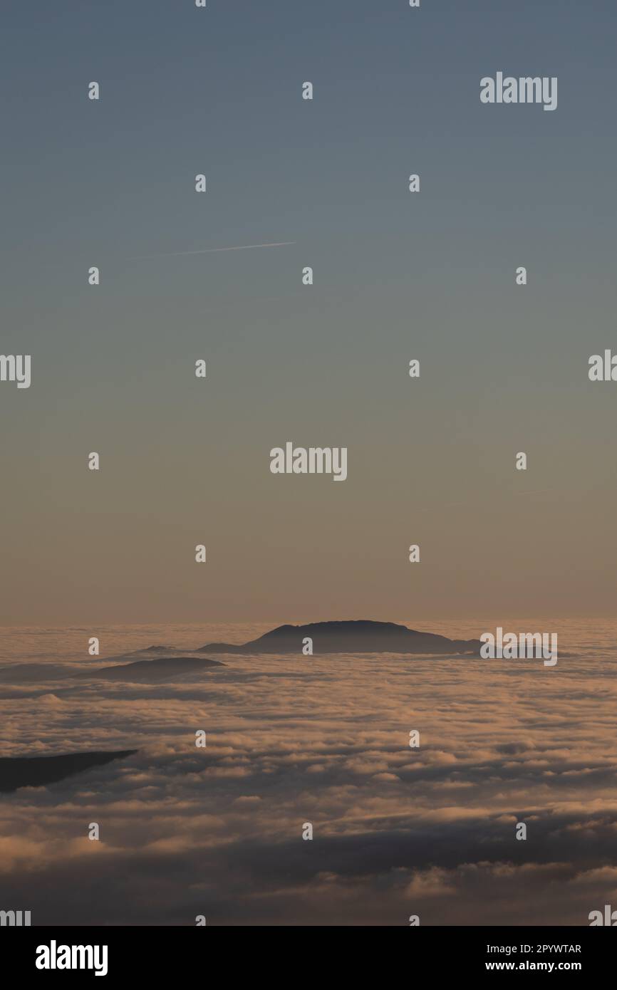 Îles dans le ciel, Monte Terminillo baigné de teintes de coucher de soleil. Banque D'Images