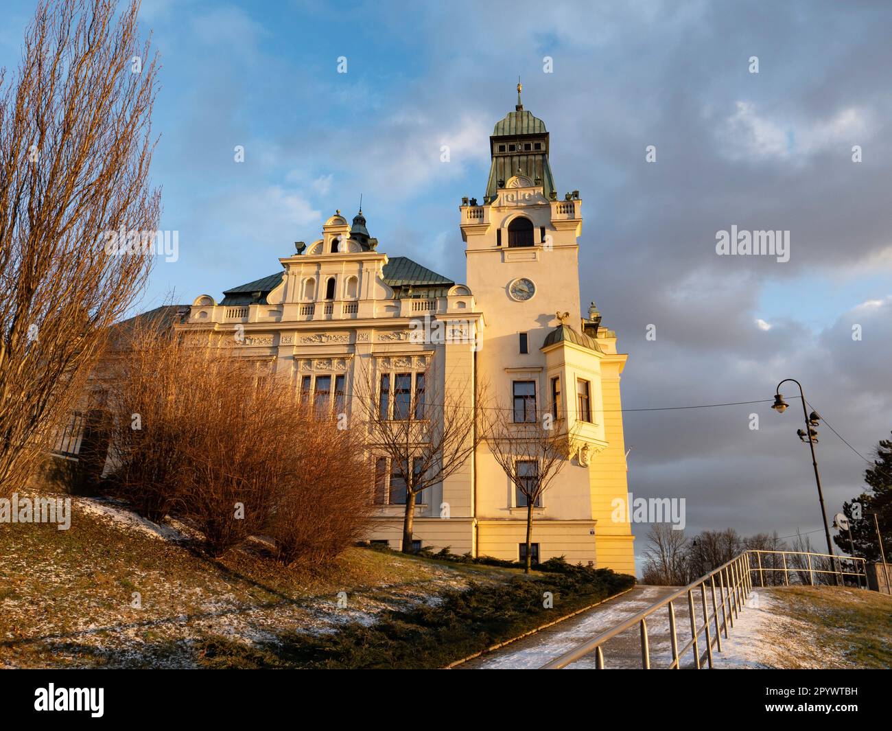 OSTRAVA, RÉPUBLIQUE TCHÈQUE - 20 JANVIER 2022 : hôtel de ville de Slezska Ostrava (Silésie) au coucher du soleil Banque D'Images