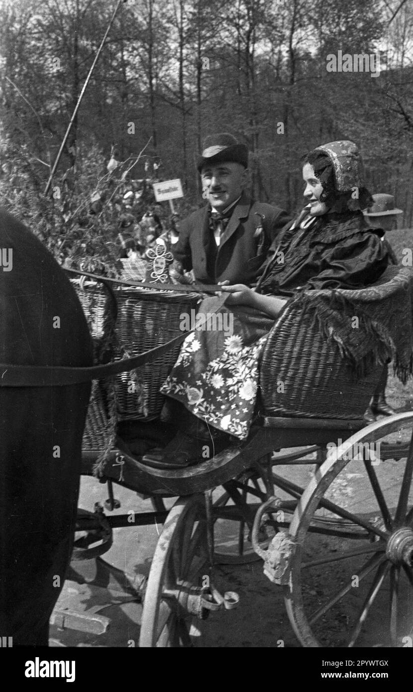 Un couple en calèche lors d'un festival traditionnel à Wuenschelburg, le Radkow d'aujourd'hui en Basse-Silésie. Banque D'Images