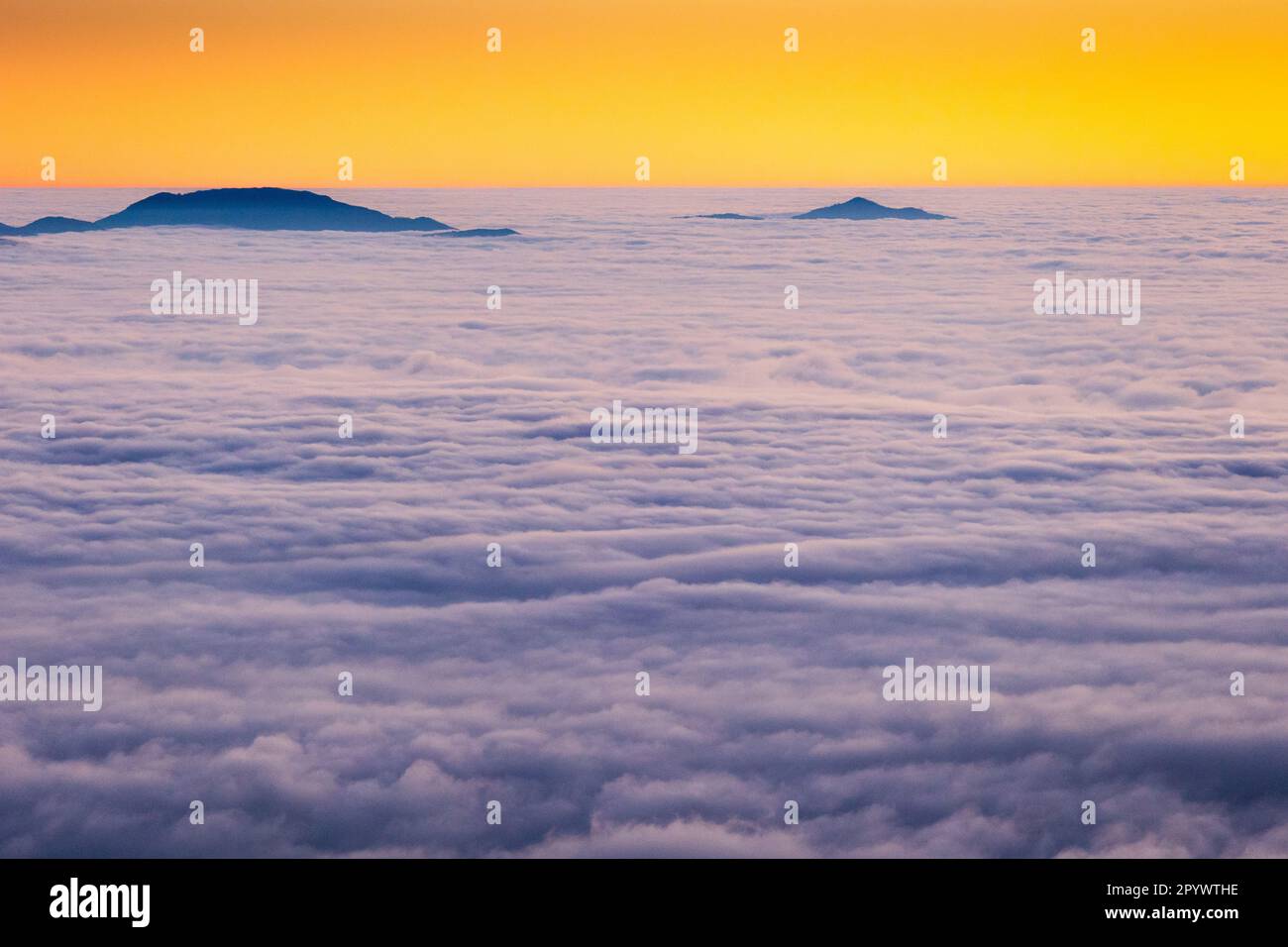 Îles dans le ciel, Monte Terminillo baigné de teintes de coucher de soleil. Banque D'Images