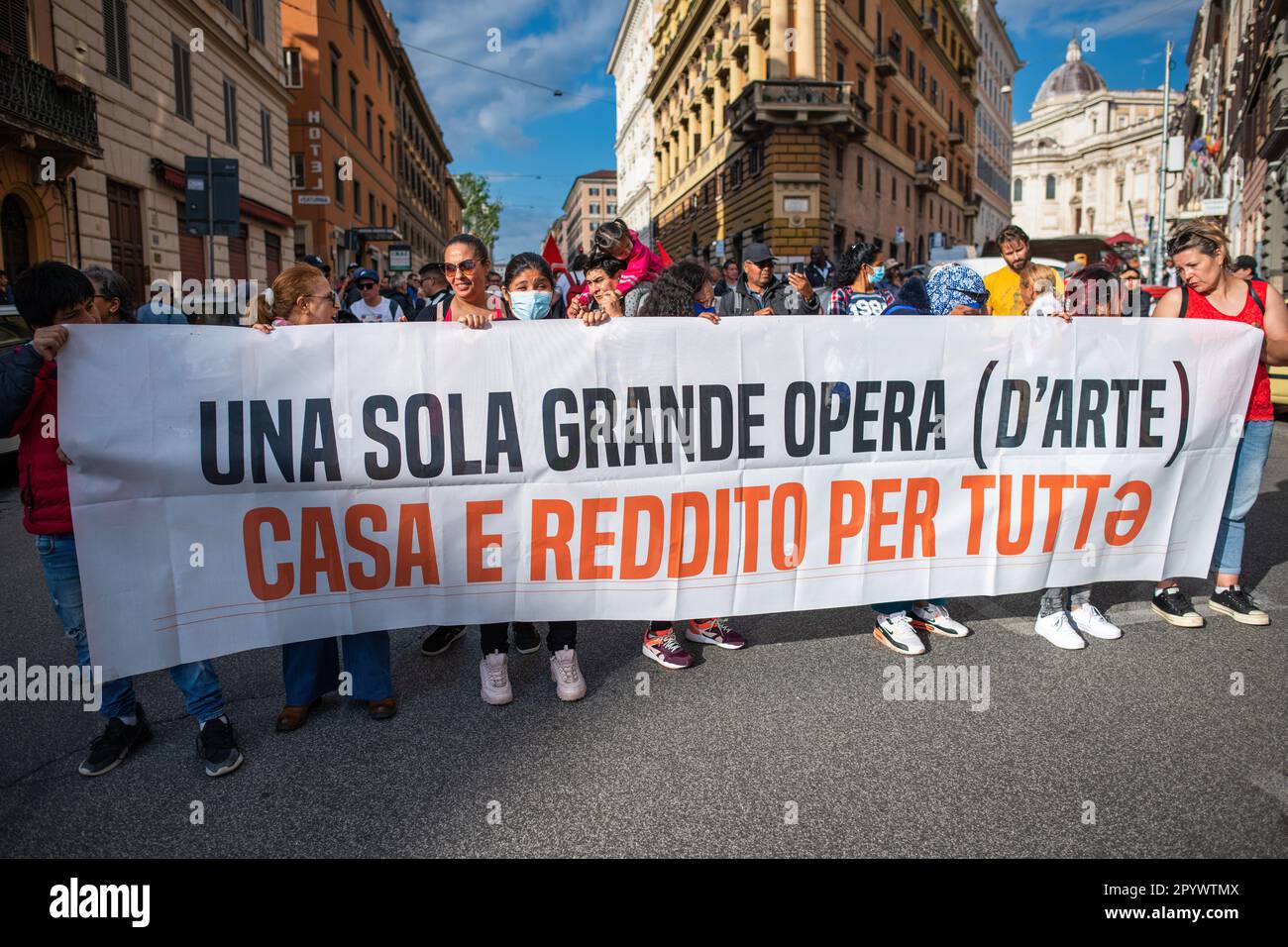 Les manifestants tiennent une bannière qui se lit comme « un grand travail (de l'art) - la maison et les revenus pour tous » pendant la manifestation. "Pas à vendre, la ville appartient à ceux qui y vivent" est le slogan de la manifestation organisée par les mouvements pour le droit au logement pour le risque d'expulsion de la MAAM (Musée de l'autre et ailleurs de Metropoliz) Suite à l'aut -aut donné par la Préfecture et le Ministère de l'intérieur au conseil Capitoline pour trouver une solution administrative et juridique qui met fin à la série de compensations que la Cour civile reconnaît à CA.sa srl, propriétaire de t Banque D'Images