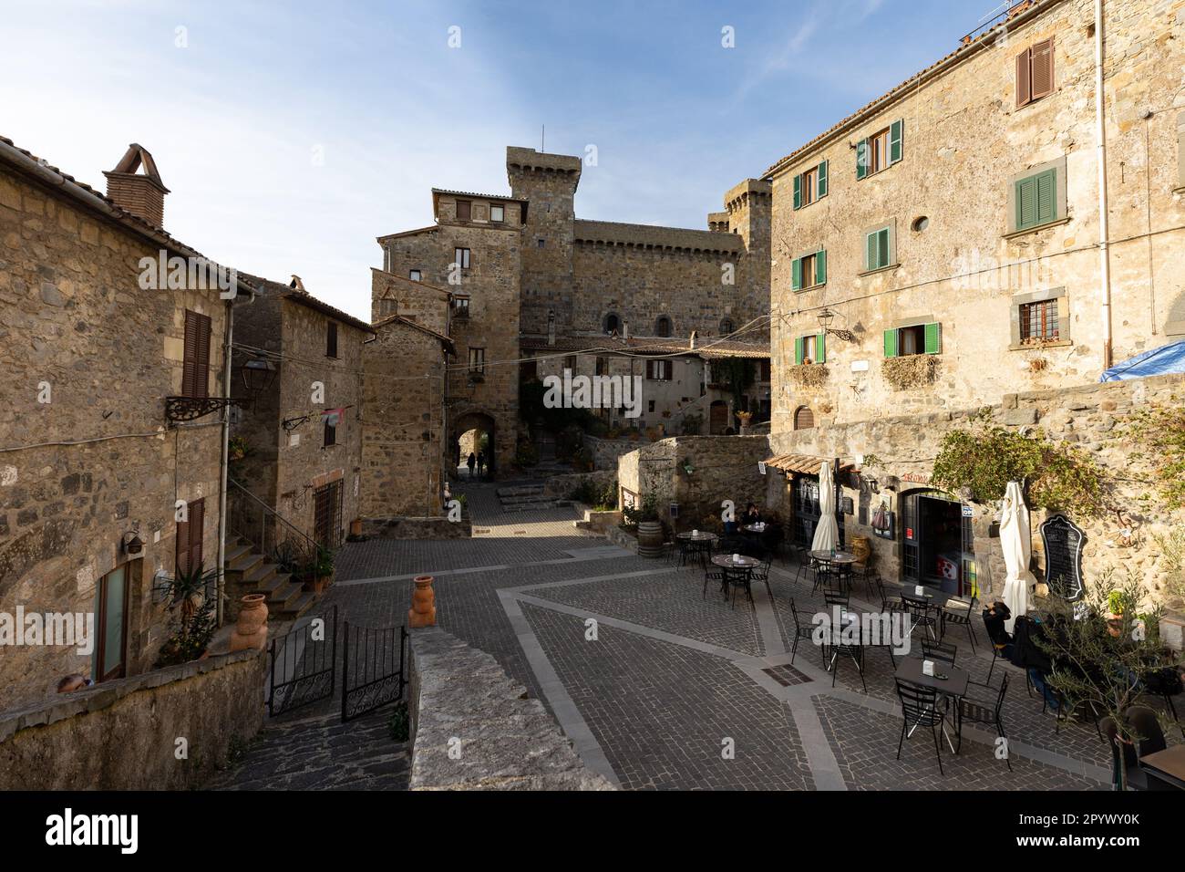 Architecture historique en pierre de Bolsena : un charmant coin au cœur de Bolsena présentant le riche patrimoine de la ville avec des bâtiments en pierre anciens Banque D'Images