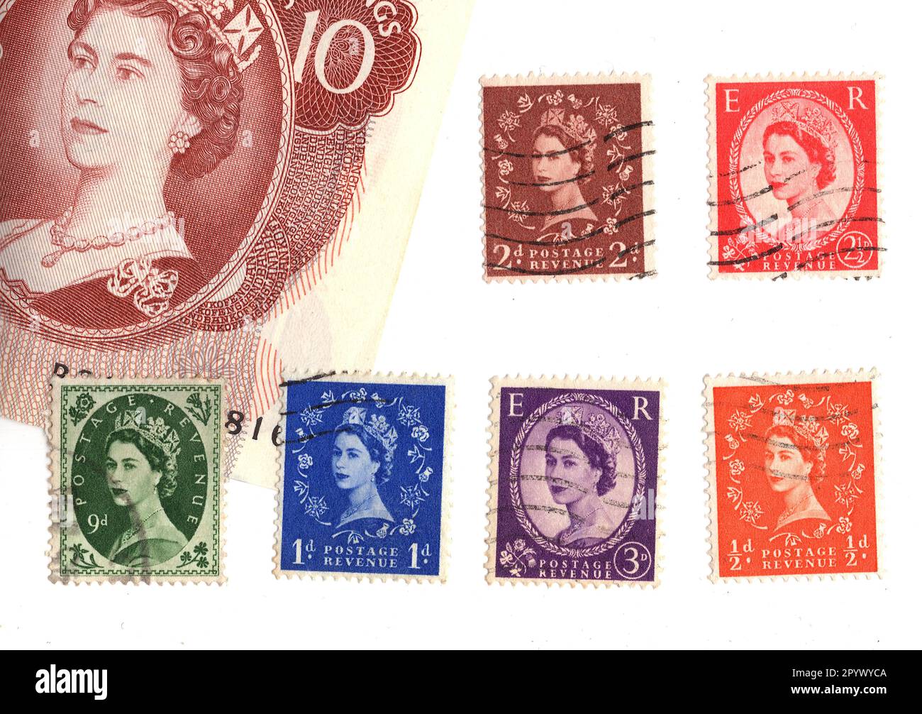 Timbres-poste vintage et une note de dix shilling du règne de la reine Elizabeth II isolée sur un fond blanc. Banque D'Images