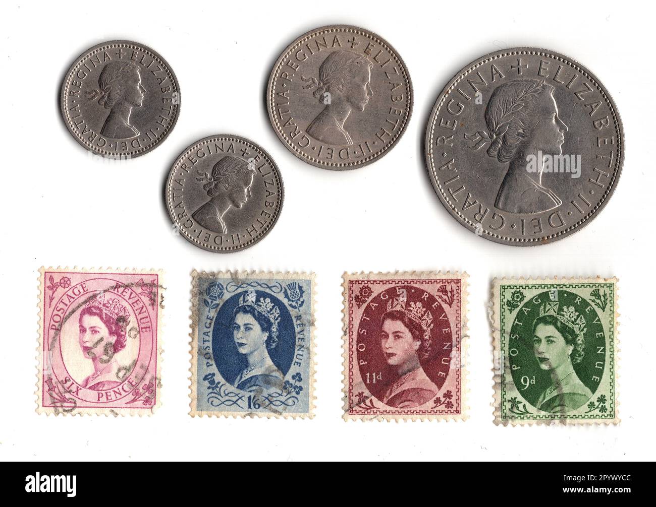 Pièces de monnaie vintage et timbres du règne de la reine Elizabeth II isolés sur fond blanc. Banque D'Images