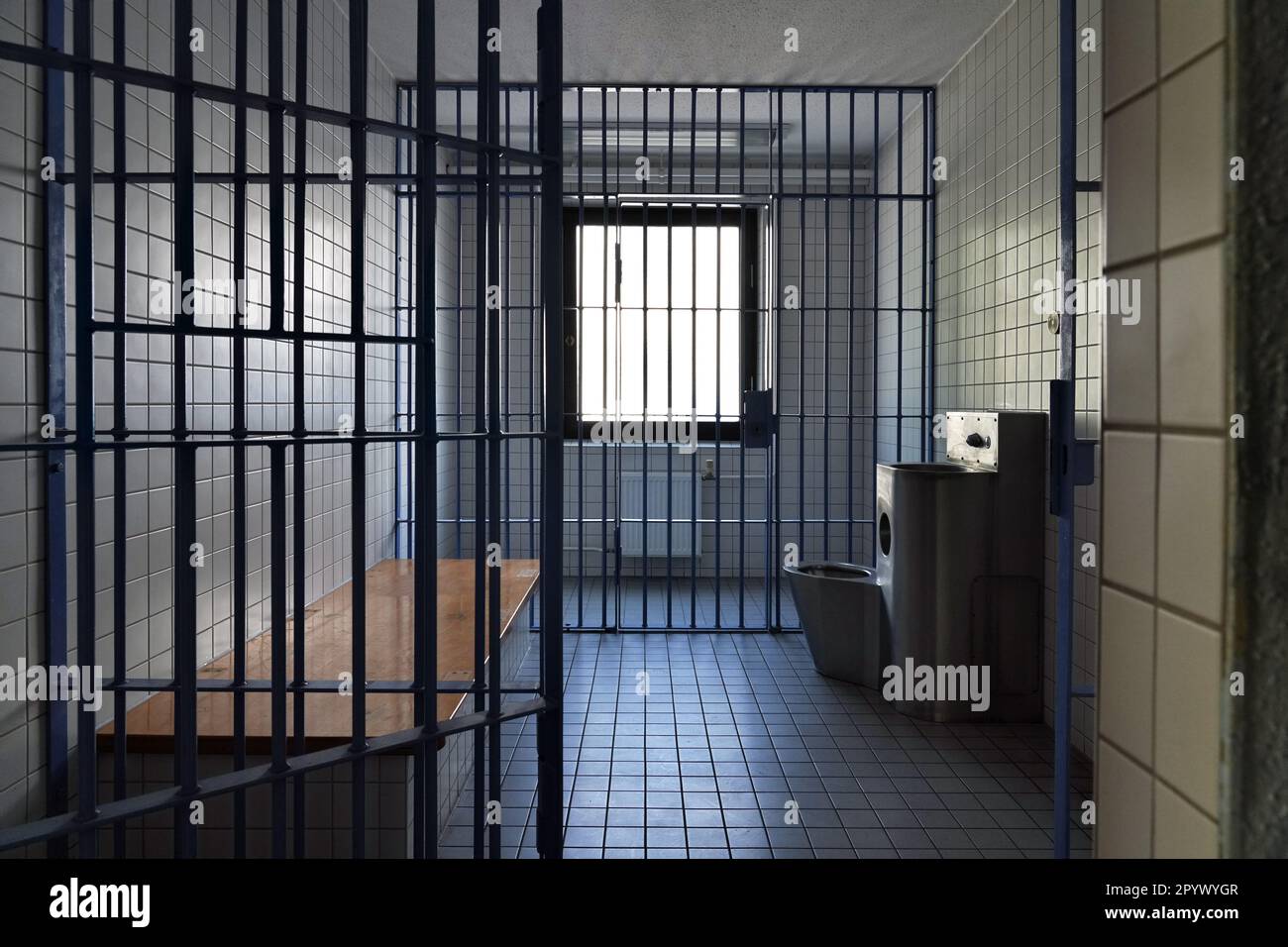 Berlin, Allemagne. 05th mai 2023. La porte de la salle de détention  sécurisée est ouverte le jour de la journée portes ouvertes au Centre  correctionnel ouvert de Berlin. Le séjour dans la