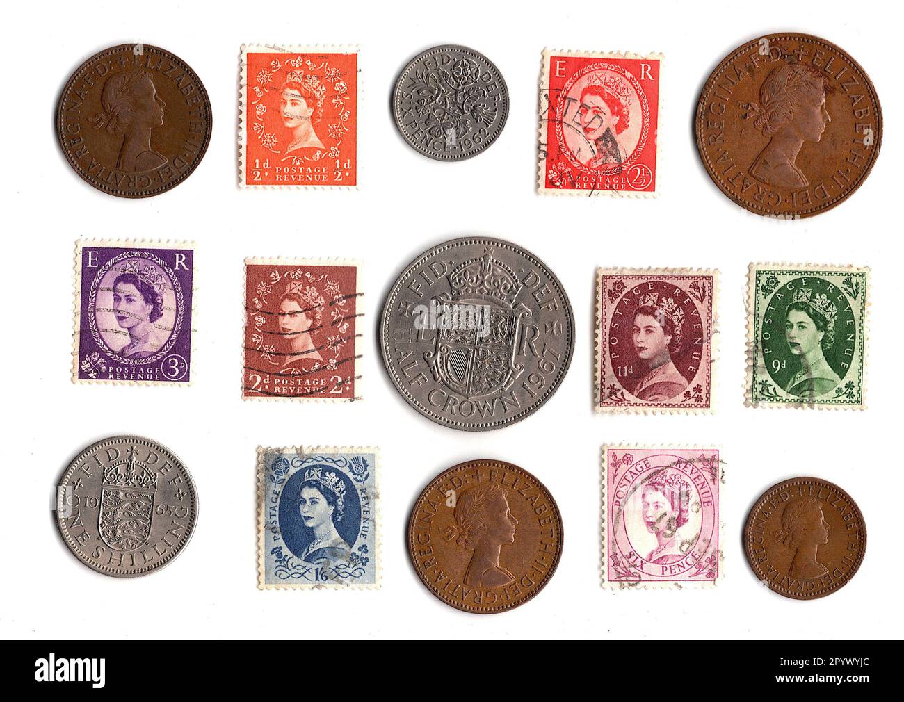 Pièces de monnaie vintage et timbres du règne de la reine Elizabeth II isolés sur fond blanc. Banque D'Images