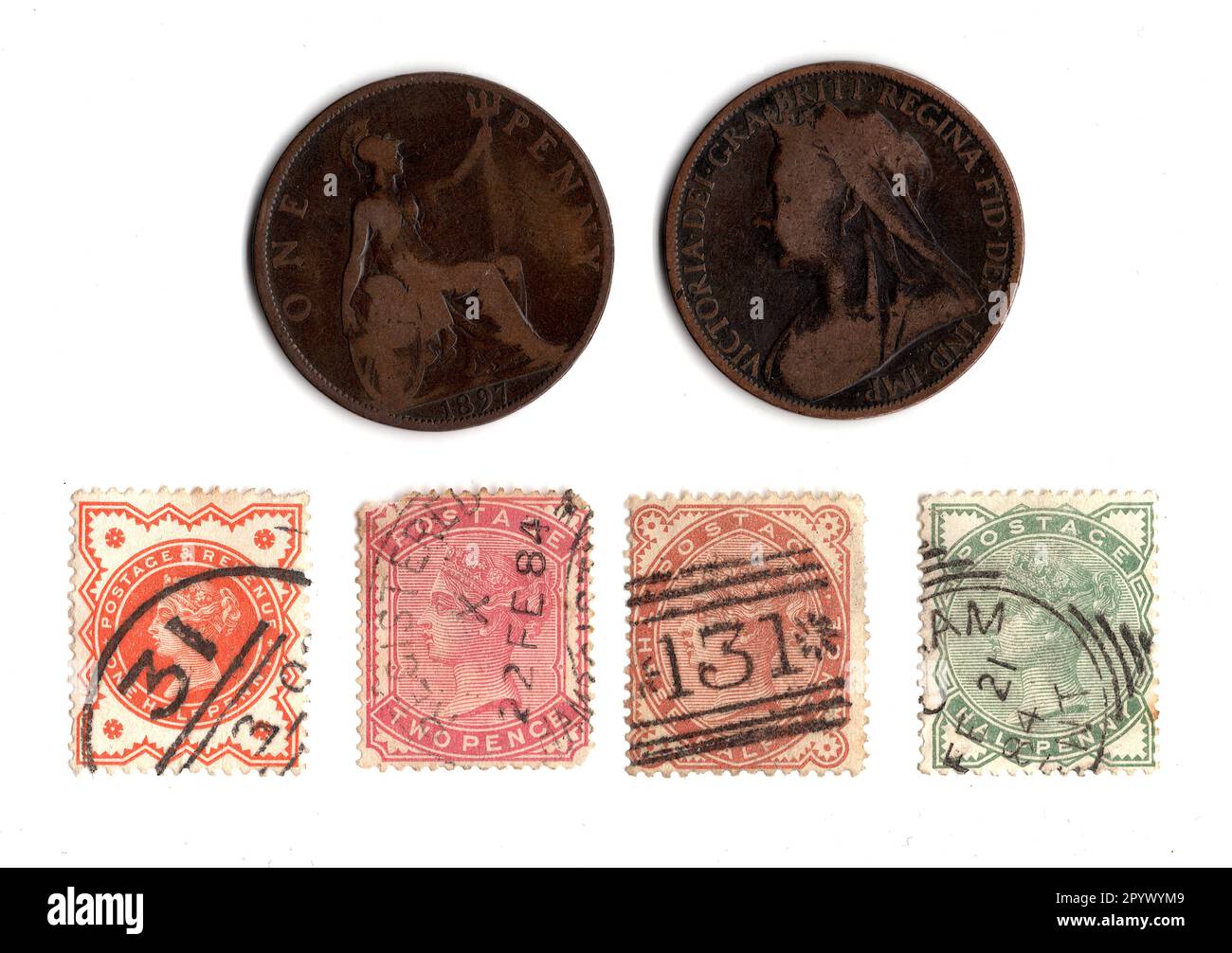 Pièces de monnaie vintage et timbres du règne de la reine Victoria isolés sur fond blanc. Banque D'Images