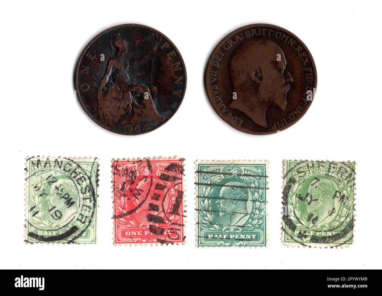 Pièces de monnaie vintage et timbres du règne du roi Édouard VII isolés sur fond blanc. Banque D'Images