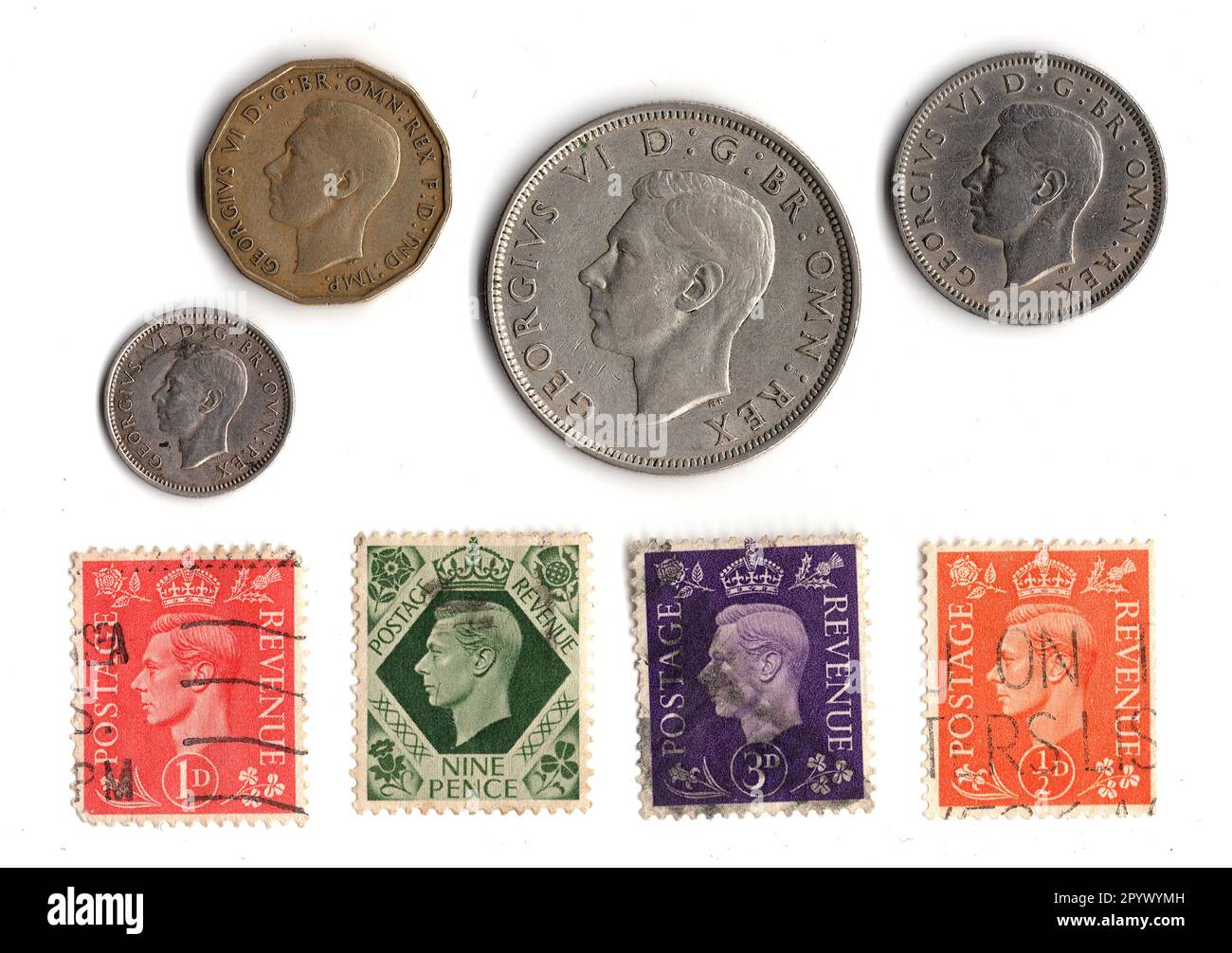 Pièces de monnaie vintage et timbres du règne du roi George VI isolé sur fond blanc. Banque D'Images