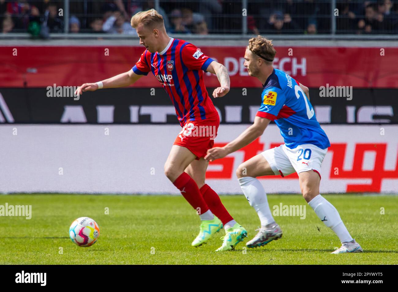 Jann-Fiete ARP (Holstein Kiel) à droite dans un duel avec Lennard MALONEY (1.FC Heidenheim) Banque D'Images