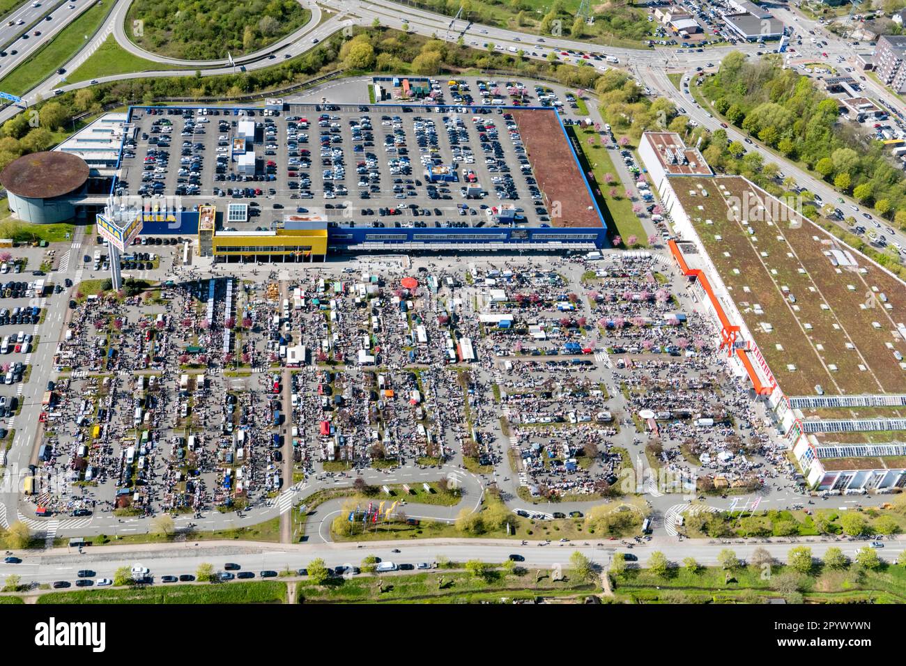 Vue aérienne du marché aux puces d'Ikea à Moorfleet, marché, commerce, vente Banque D'Images