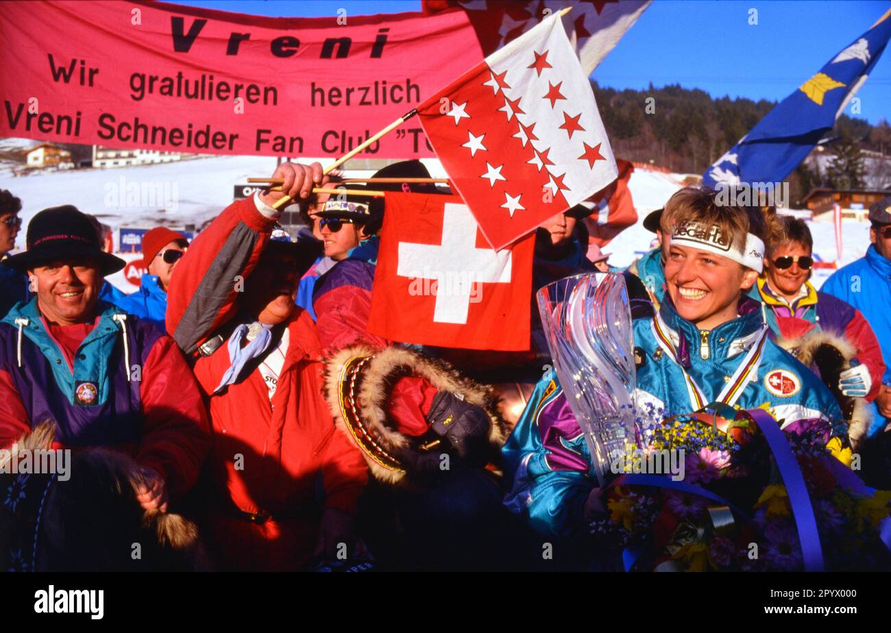 SKI ALPIN SAISON 90/91 Championnats du monde 1991 Saalbach-Hinterglemm combinaison femmes 31.01.1991 Chantal BOURNISSEN (SUI) applaudit avec ses fans après son titre de champion du monde. XxNOxMODELxRELEASExx [traduction automatique]- AUTRICHE Banque D'Images