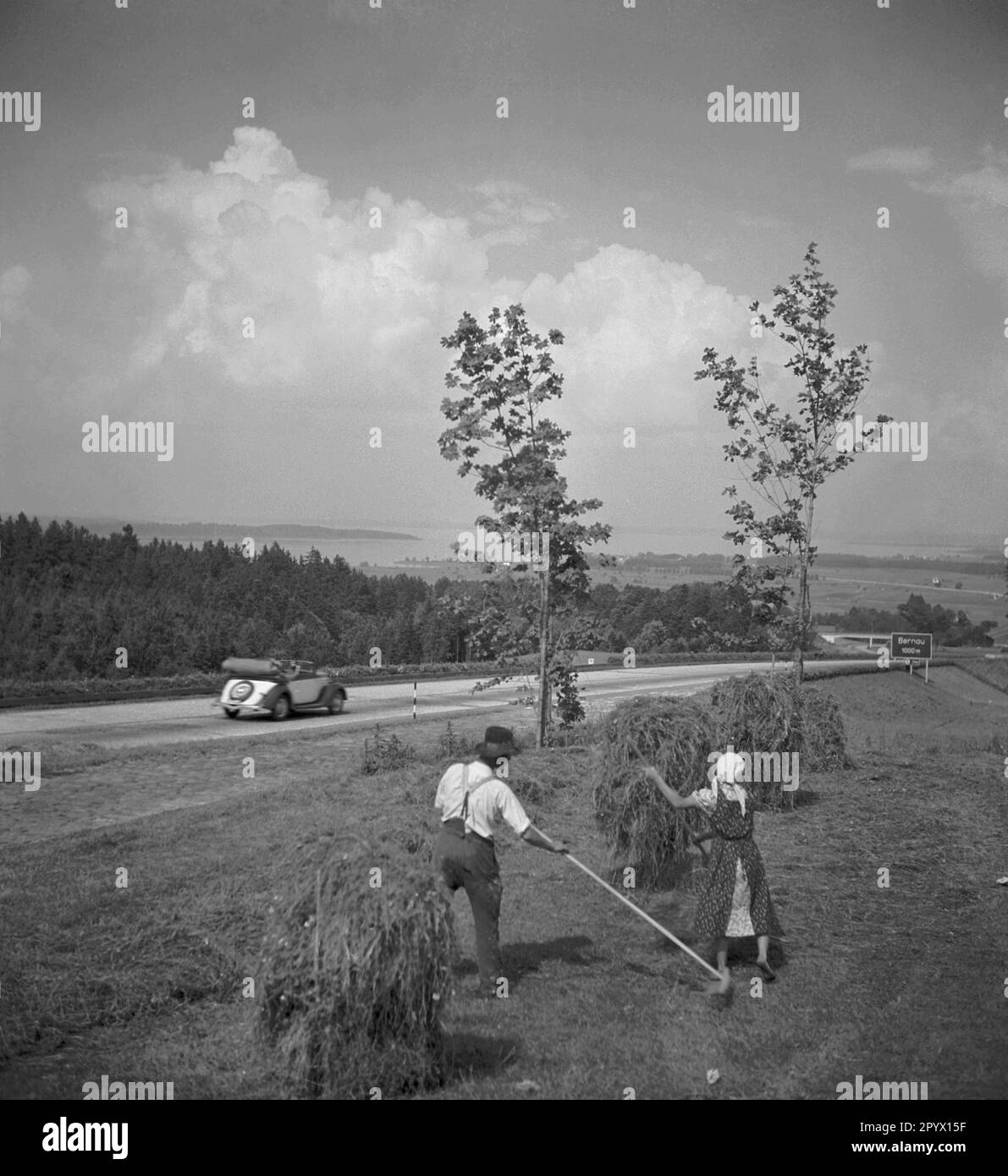 L'actuelle autoroute fédérale A8 Munich-Salzbourg a été achevée en 1936. La photo montre un agriculteur et sa femme qui font du travail sur le terrain. Banque D'Images