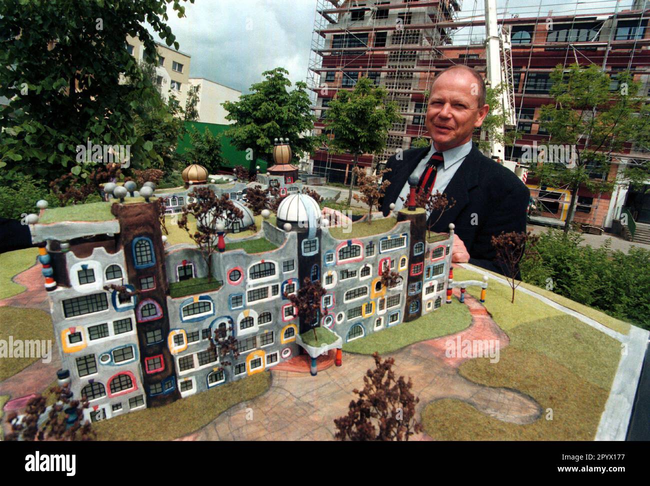 'Wittenberg, DEU, 25.05.1998, le directeur Michael Sandau présente le modèle de la ''Hundertwasser - École', Luther - Gymnasium (Platttenbau), qui sera reconstruite par l'artiste viennoise Hundertwasser, ce sera la seule ''Hundertwasser - École'' dans le monde, car il ne projette pas une seconde ! [traduction automatique]' Banque D'Images
