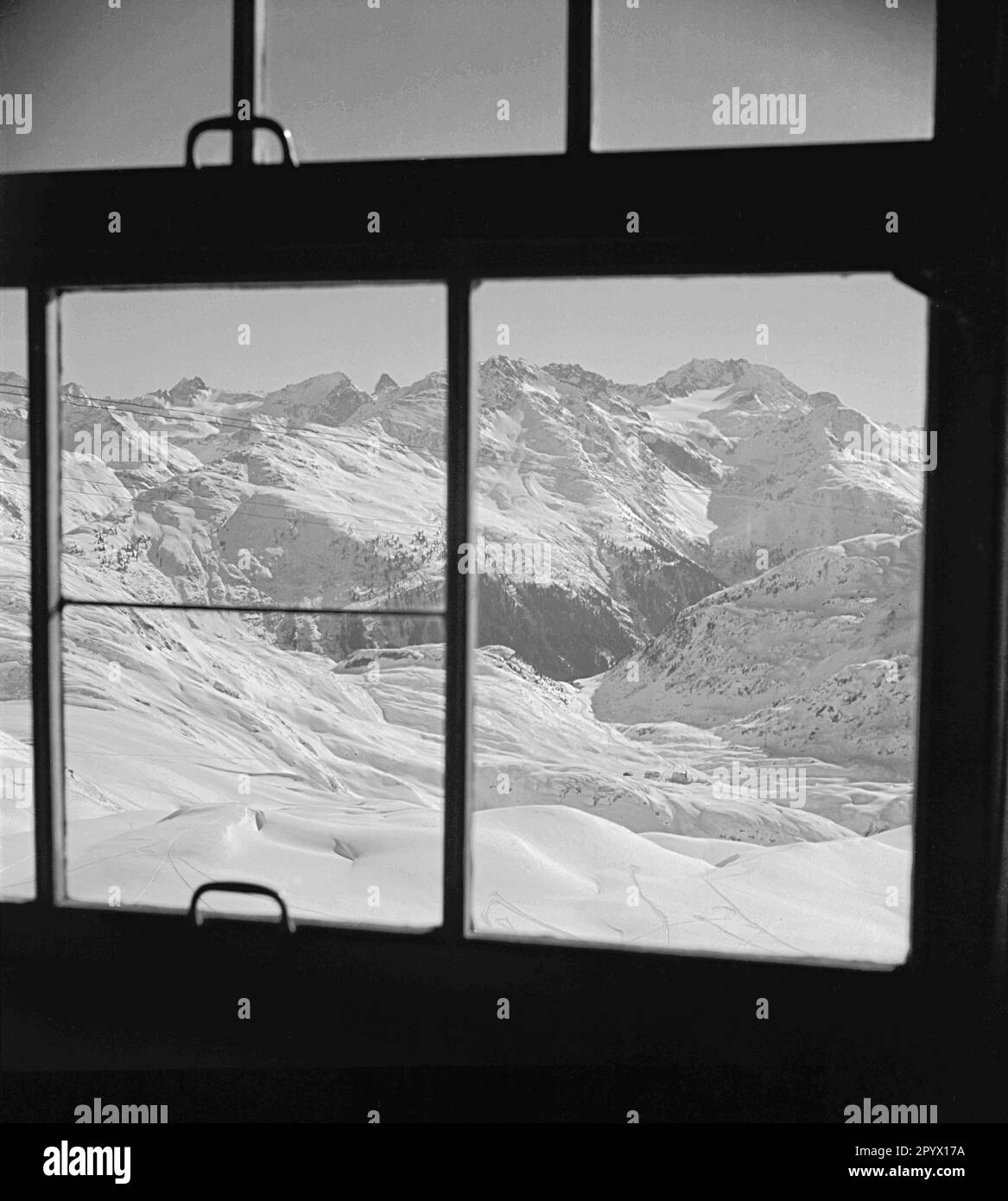 Vue depuis la fenêtre sur un paysage alpin près de St. Christoph am Arlberg à la mi-1930s. Banque D'Images