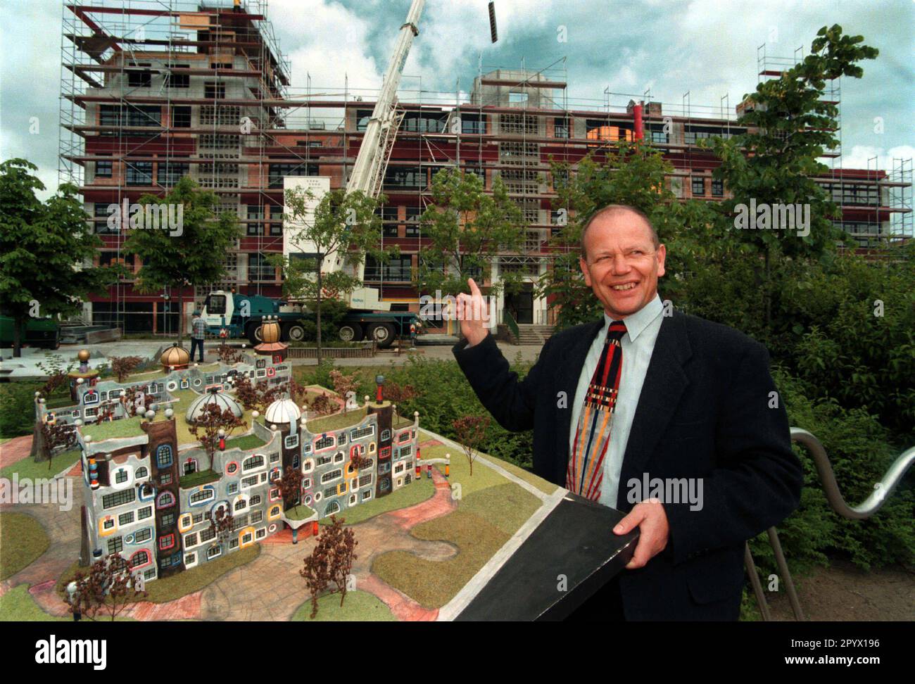 'Wittenberg, DEU, 25.05.1998, le directeur Michael Sandau présente le modèle de la ''Hundertwasser - École', Luther - Gymnasium (Platttenbau), qui sera reconstruite par l'artiste viennoise Hundertwasser, ce sera la seule ''Hundertwasser - École'' dans le monde, car il ne projette pas une seconde ! [traduction automatique]' Banque D'Images