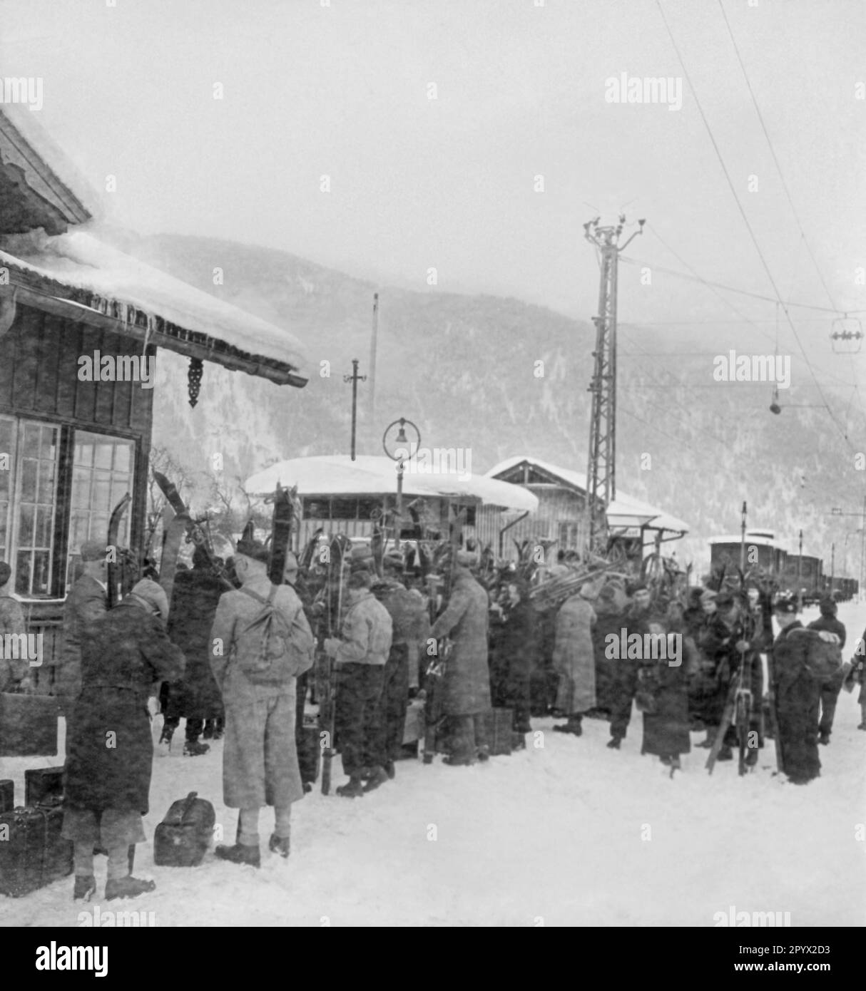 Les participants du groupe attendent le train à la gare de Garmisch. Photo non datée, probablement à la mi-1930s. Banque D'Images