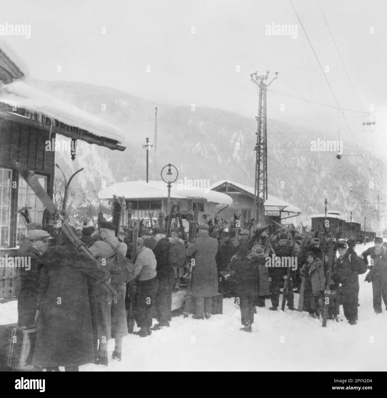 Les participants du groupe attendent le train à la gare de Garmisch. Photo non datée, probablement à la mi-1930s. Banque D'Images