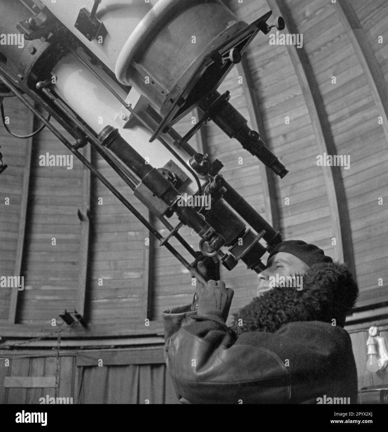 Vue à travers le télescope principal. Photo non datée, probablement en 1930s. Banque D'Images