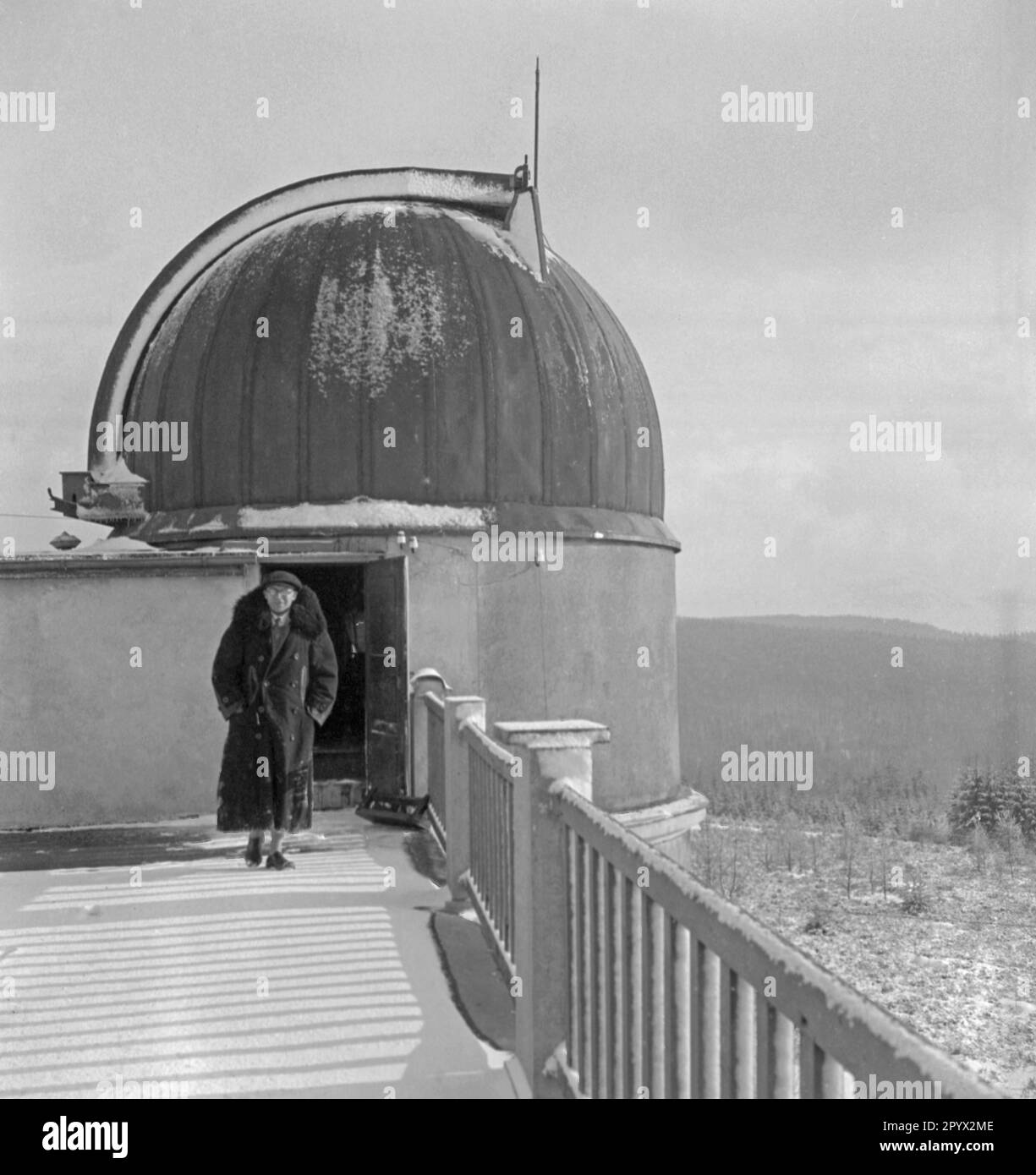 Personnel sur le toit de l'observatoire. Le dôme de l'observatoire du toit en arrière-plan a un diamètre de 6 mètres. Photo non datée, probablement en 1930s. Banque D'Images