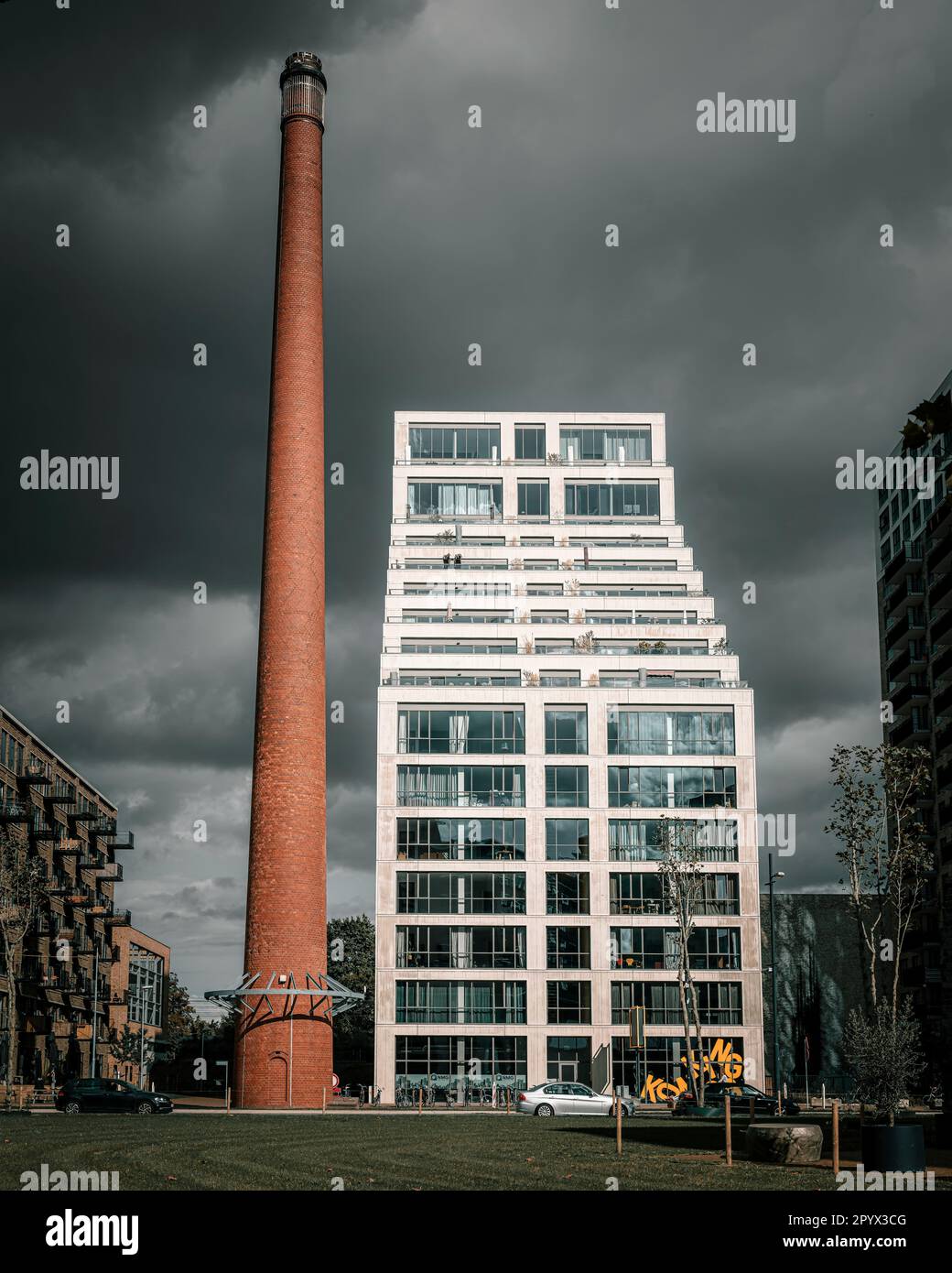 Nouvel immeuble d'appartements et une vieille cheminée dans la région de Strijp-S à Eindhoven aux pays-Bas Banque D'Images