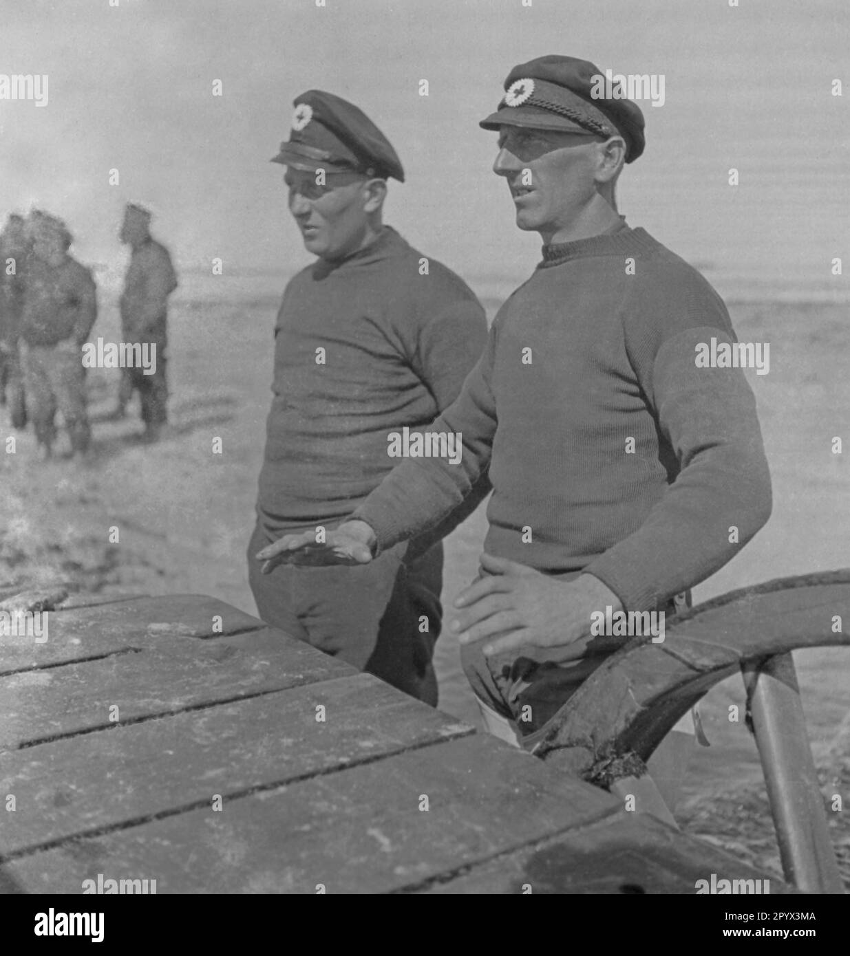 Deux hommes de la Croix-Rouge allemande sur l'île d'Heligoland. Banque D'Images